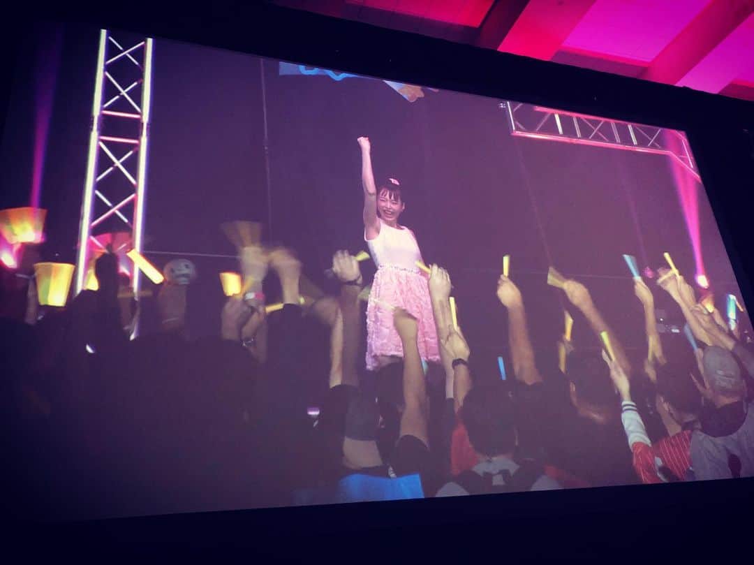 平野綾さんのインスタグラム写真 - (平野綾Instagram)「ストーリーにLIVEのムービーをpostしたので是非見てください❤️﻿ ﻿ ﻿ 会場がとっても広くて、お客さん入ってくださるか心配だったのですが、﻿ 閉会式前の最後のイベントということで、﻿ 本当にたくさんの方に来ていただきました！✨﻿ ﻿ スタンディングも座席もあって、﻿ サイリウムがとっても綺麗でした😍💕﻿ ﻿ 暖かく迎えてくださって感謝です🌺﻿ ﻿ ﻿ Mahalo💖﻿ ﻿ ﻿ ﻿ #kawaiikon #kawaiikon2019 ﻿ #hawaii #honolulu ﻿ #live #concert﻿ #ayahirano #平野綾」4月10日 6時53分 - a_ya.hirano
