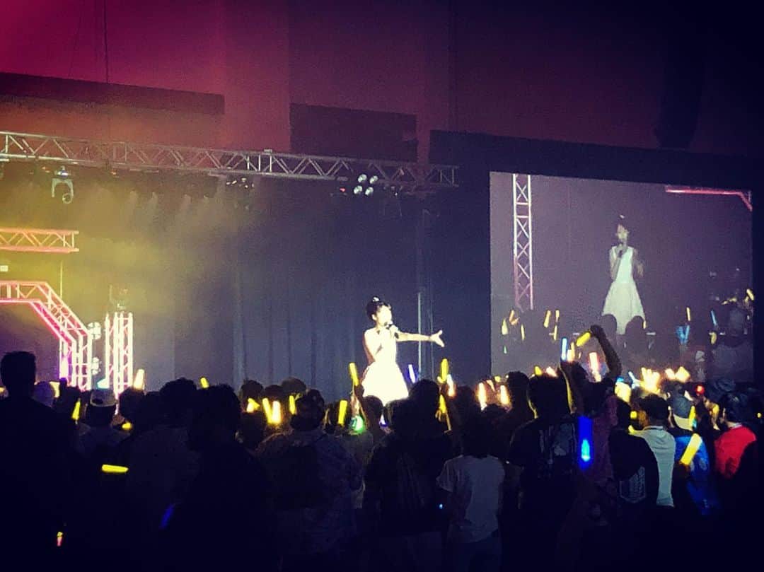 平野綾さんのインスタグラム写真 - (平野綾Instagram)「ストーリーにLIVEのムービーをpostしたので是非見てください❤️﻿ ﻿ ﻿ 会場がとっても広くて、お客さん入ってくださるか心配だったのですが、﻿ 閉会式前の最後のイベントということで、﻿ 本当にたくさんの方に来ていただきました！✨﻿ ﻿ スタンディングも座席もあって、﻿ サイリウムがとっても綺麗でした😍💕﻿ ﻿ 暖かく迎えてくださって感謝です🌺﻿ ﻿ ﻿ Mahalo💖﻿ ﻿ ﻿ ﻿ #kawaiikon #kawaiikon2019 ﻿ #hawaii #honolulu ﻿ #live #concert﻿ #ayahirano #平野綾」4月10日 6時53分 - a_ya.hirano