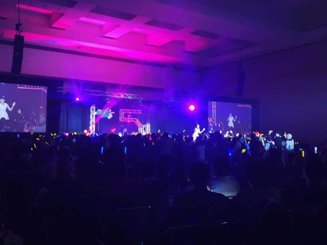 平野綾さんのインスタグラム写真 - (平野綾Instagram)「ストーリーにLIVEのムービーをpostしたので是非見てください❤️﻿ ﻿ ﻿ 会場がとっても広くて、お客さん入ってくださるか心配だったのですが、﻿ 閉会式前の最後のイベントということで、﻿ 本当にたくさんの方に来ていただきました！✨﻿ ﻿ スタンディングも座席もあって、﻿ サイリウムがとっても綺麗でした😍💕﻿ ﻿ 暖かく迎えてくださって感謝です🌺﻿ ﻿ ﻿ Mahalo💖﻿ ﻿ ﻿ ﻿ #kawaiikon #kawaiikon2019 ﻿ #hawaii #honolulu ﻿ #live #concert﻿ #ayahirano #平野綾」4月10日 6時53分 - a_ya.hirano