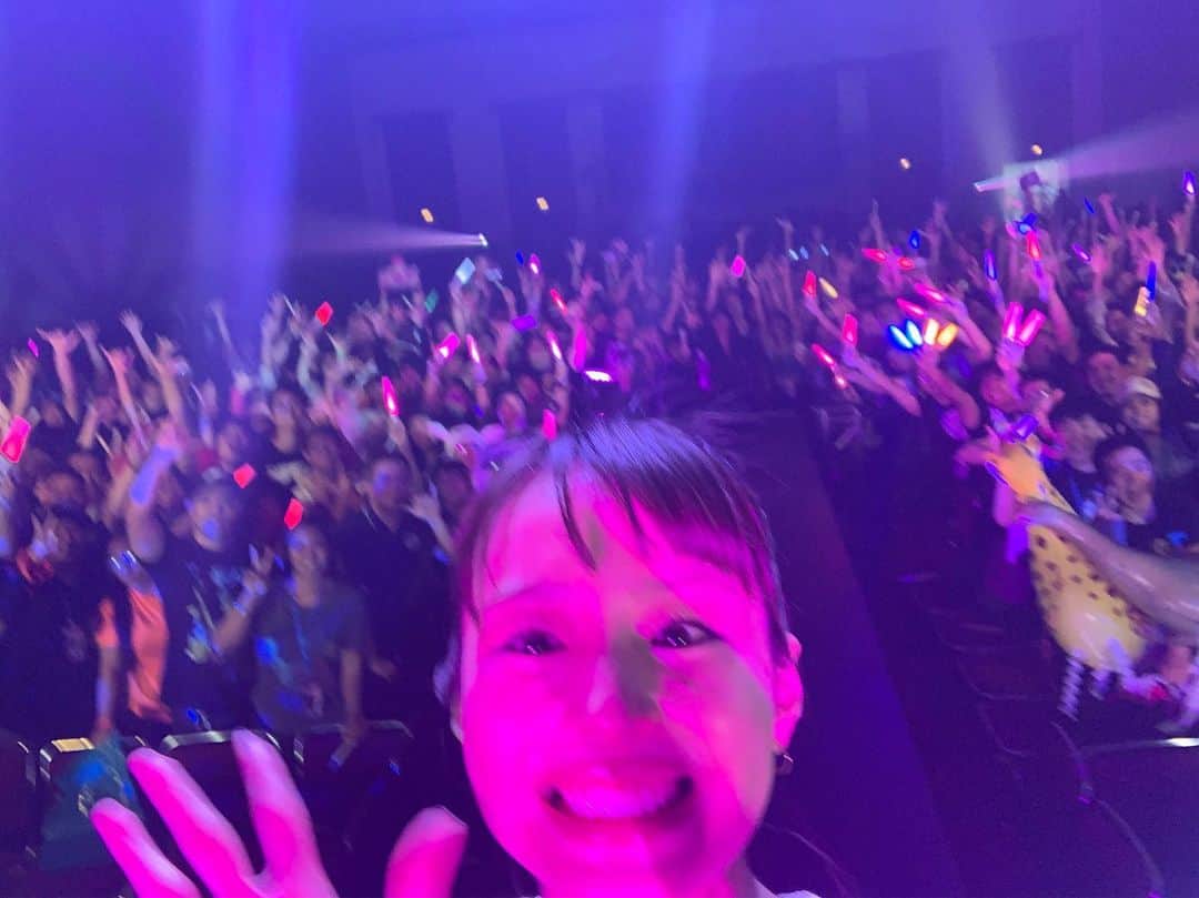 平野綾さんのインスタグラム写真 - (平野綾Instagram)「ストーリーにLIVEのムービーをpostしたので是非見てください❤️﻿ ﻿ ﻿ 会場がとっても広くて、お客さん入ってくださるか心配だったのですが、﻿ 閉会式前の最後のイベントということで、﻿ 本当にたくさんの方に来ていただきました！✨﻿ ﻿ スタンディングも座席もあって、﻿ サイリウムがとっても綺麗でした😍💕﻿ ﻿ 暖かく迎えてくださって感謝です🌺﻿ ﻿ ﻿ Mahalo💖﻿ ﻿ ﻿ ﻿ #kawaiikon #kawaiikon2019 ﻿ #hawaii #honolulu ﻿ #live #concert﻿ #ayahirano #平野綾」4月10日 6時53分 - a_ya.hirano
