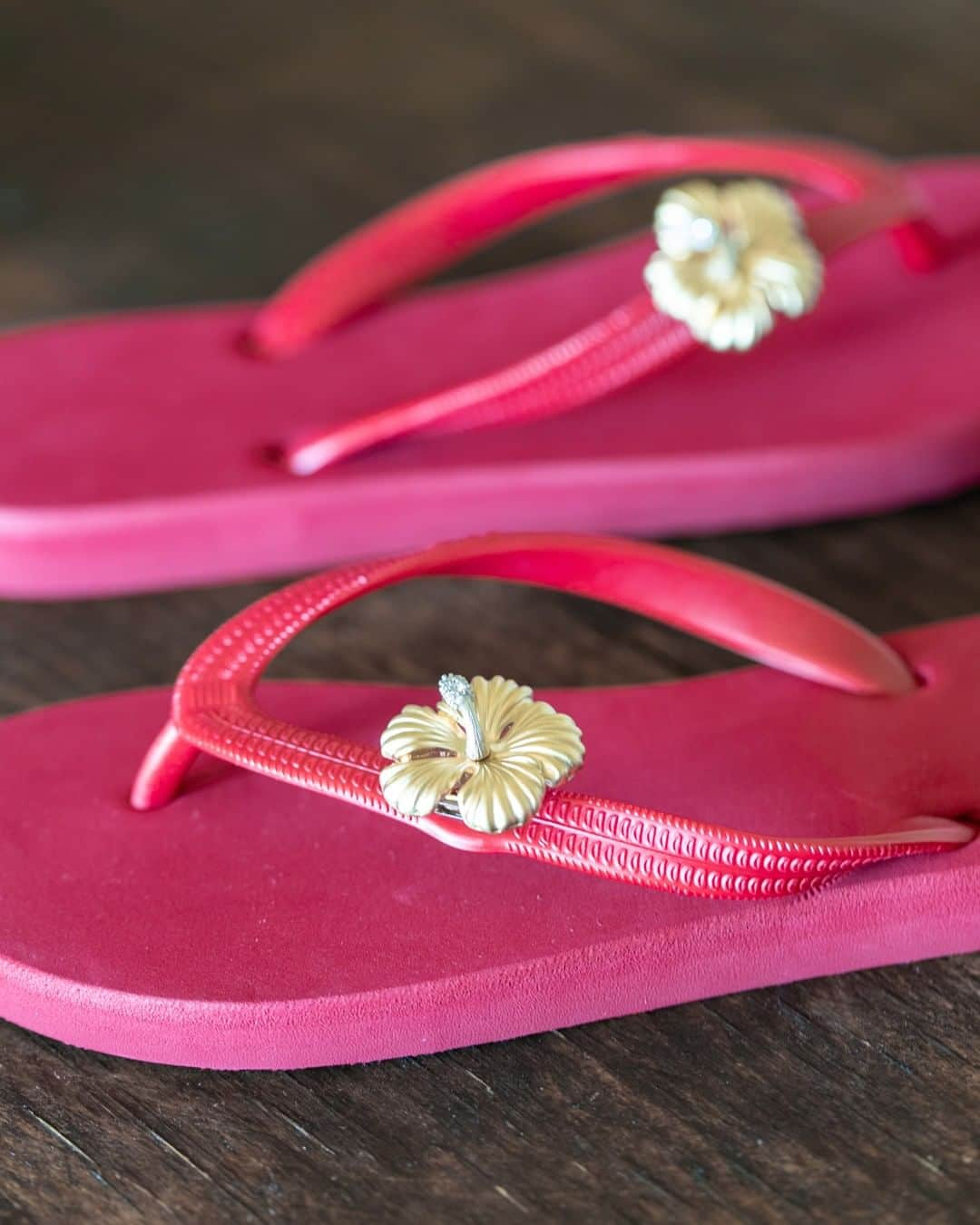 Popits Hawaiiさんのインスタグラム写真 - (Popits HawaiiInstagram)「Flat Red sandal x Hibiscus charm🌺☀️🕶️⁣ ⁣ ⁣ #hibiscus #808 #popitshawaii #ポピッツ #sandals #charms #alohastate #luckywelivehawaii #waikiki #footwear #thong #happyfeet #flipflops #slippers #ハワイ #ハワイ旅行 #ハワイ好き #ハワイ大好き #ハワイ好きな人と繋がりたい #ビーチサンダル #フラ #フラダンス #占い」4月10日 7時00分 - popitshawaii