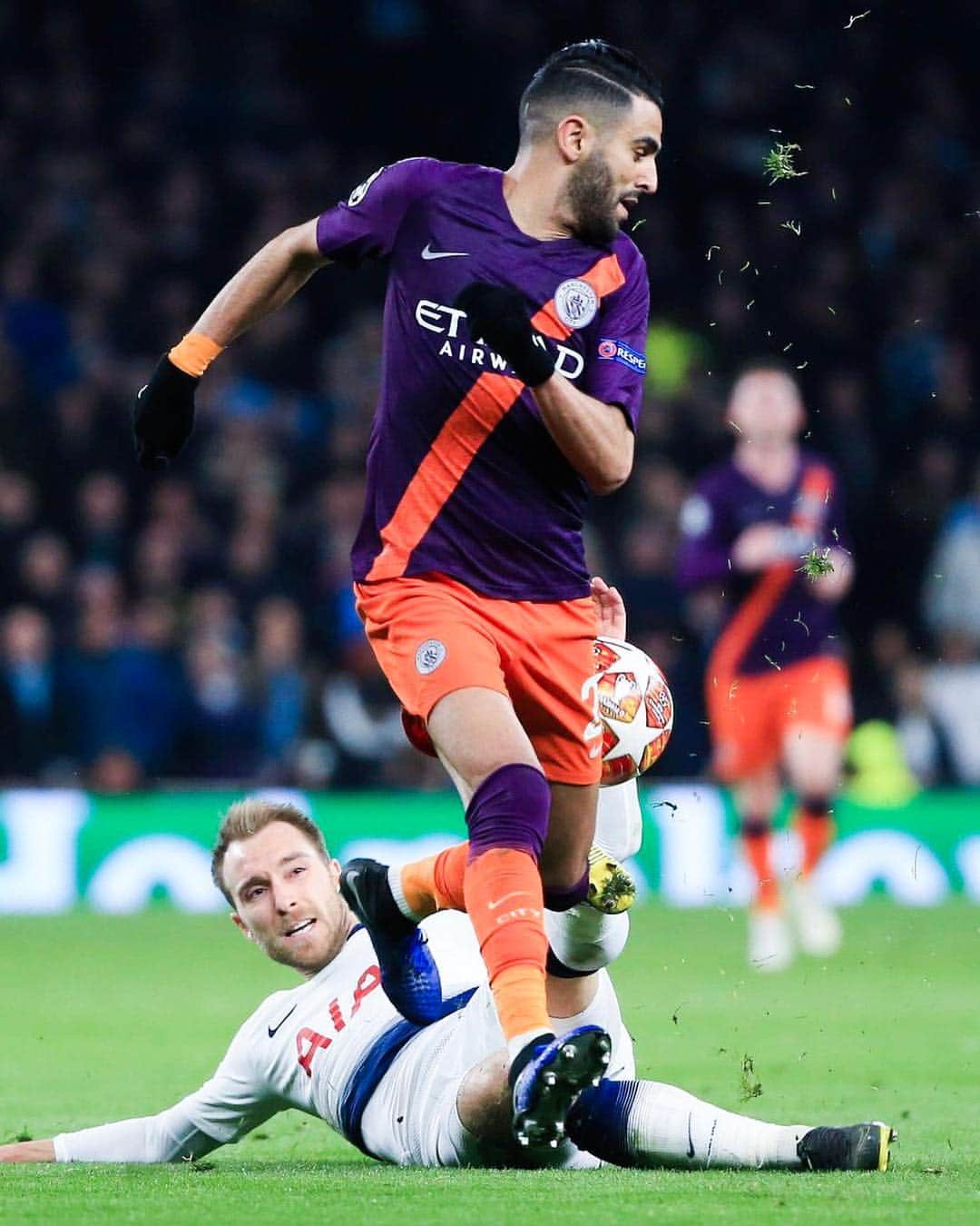 リヤド・マフレズのインスタグラム：「Not the best night but we can do it at home 🙏🏻✊🏻 come on @mancity !!!」