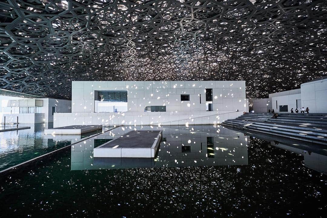 National Geographic Travelさんのインスタグラム写真 - (National Geographic TravelInstagram)「Photo by Michael Yamashita @yamashitaphoto // #sponsored by @visitabudhabi // One is not prepared for the creative effect of the lofty dome inside the Louvre Abu Dhabi. The height and lighting give you the feeling of looking up at a star-lit sky with the reflecting pool adding additional sparkle. // Photography helps tell stories we can't easily put into words. See how @visitabudhabi worked with surreal artist @ugogattoni to take these images to new dimensions with illustrations that are sure to inspire you to @visitabudhabi on nationalgeographic.com/experienceabudhabi」4月10日 7時01分 - natgeotravel