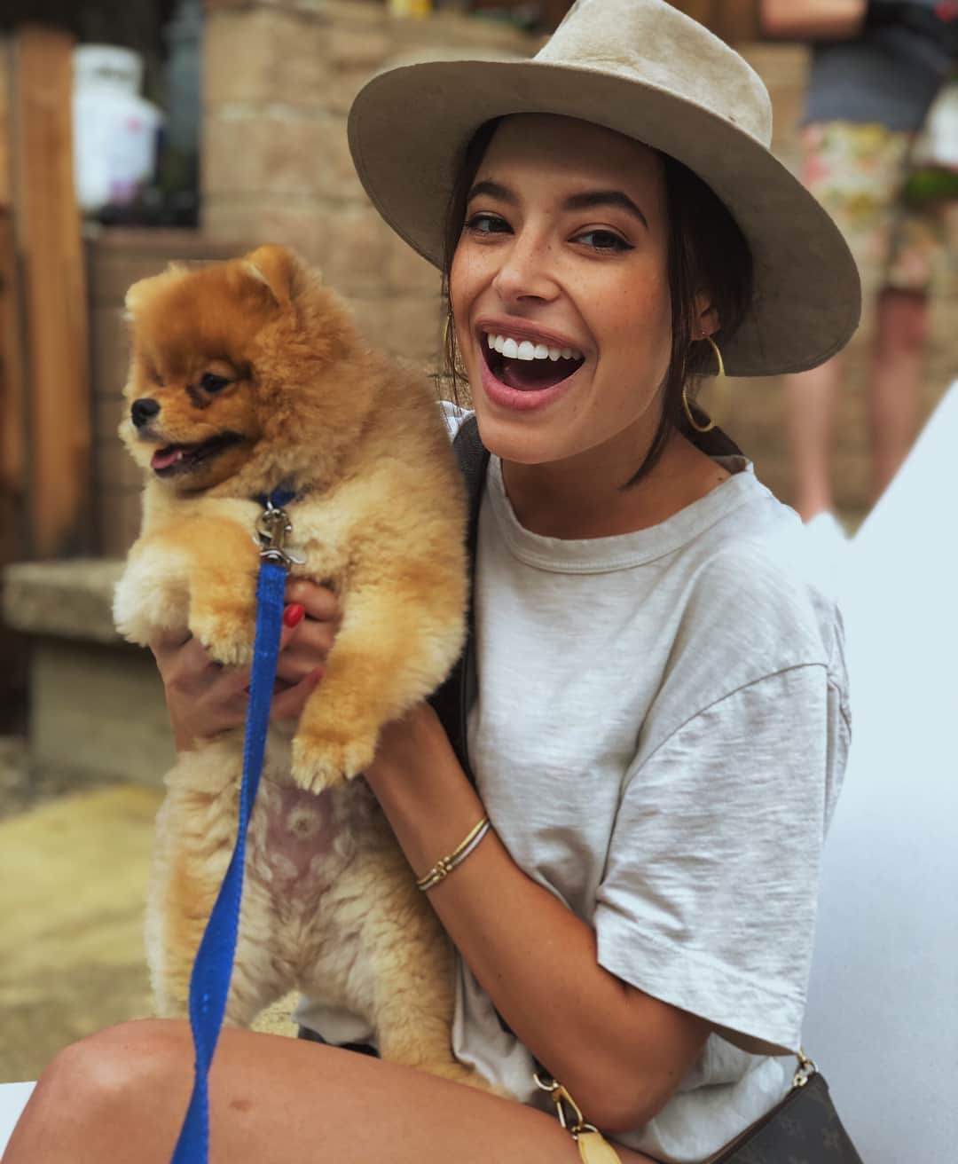 クロエ・ブリッジスのインスタグラム：「This is me with an adorable bundle of fluff that is also (allegedly) a dog. And this is a series documenting our attempt to look towards the camera at the same time pls enjoy」