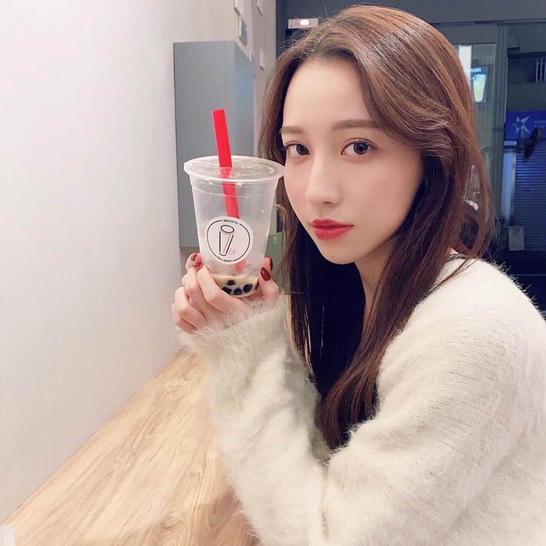 美女美容事情さんのインスタグラム写真 - (美女美容事情Instagram)「《手に持っているのは⁉️🥤》 * リポストを使って、素敵な写真📷✨を投稿されてる方を紹介させて頂く⠀⠀⠀ 【💄美女美容事情💅】のコーナーです✨ *⠀⠀⠀⠀⠀⠀ いいねやコメント、フォローして応援してね❤︎🥰🎶⁣ *⠀⠀⠀⠀⠀⠀ 今回ご紹介させて頂きますのは❤︎ 三澤 あずみさん< @azuuuchan7 >の素敵なお写真📸 * とろんとした表情でタピオカミルクティーを持つ三澤 あずみさん💕この時眠かったそうですよ😁 どんな時でも可愛くて美しいお顔が羨ましいです🥰 *⠀ 三澤 あずみさんのアカウントには他にも素晴らしい投稿が沢山ありますので是非覗いてみて💁‍♀️💙 *⠀ 三澤 あずみさん< @azuuuchan7 > 素敵な投稿ありがとうございました☺️📸✨⠀⠀⠀⠀⠀⠀⠀ △▼△▼△▼△▼△▼△▼△▼△▼△▼⠀⠀⠀⠀⠀⠀⠀⠀⠀⠀⠀⠀⠀⠀⠀⠀⠀⠀⠀⠀⠀⠀⠀⠀⠀⠀⠀⠀⠀⠀⠀⠀ ❤🧡💛「美女美容事情」💚💙💜⠀⠀⠀⠀⠀⠀⠀⠀⠀⠀⠀⠀⠀⠀ 👇掲載ご希望の方は👇⠀⠀⠀⠀⠀⠀⠀⠀⠀⠀⠀⠀⠀⠀⠀ @b_b_j.jタグ付けと🖤 # ビジョビ⠀🖤⠀⠀⠀⠀⠀⠀⠀⠀⠀⠀⠀⠀⠀⠀ をタグ付けお願いします✨⠀⠀⠀⠀⠀⠀⠀⠀⠀⠀⠀⠀⠀⠀⠀ ――――――――――――――――⠀⠀⠀⠀⠀⠀⠀⠀⠀⠀⠀⠀⠀⠀⠀⠀⠀⠀⠀⠀⠀⠀ ～姉妹アカウントのご紹介～⠀⠀⠀⠀⠀⠀⠀⠀⠀⠀⠀⠀⠀⠀⠀⠀⠀⠀⠀⠀⠀⠀⠀⠀⠀⠀ ◇美容情報を紹介している«美女美容事情～Beauty～»⠀⠀⠀⠀⠀⠀⠀⠀⠀⠀⠀⠀⠀⠀⠀⠀⠀⠀⠀⠀⠀⠀⠀⠀⠀ ( @b_b_j.j_b )⠀⠀⠀⠀⠀⠀⠀⠀⠀⠀⠀⠀⠀⠀⠀⠀⠀⠀⠀⠀⠀⠀⠀⠀⠀⠀ ◇美しい旅スポット紹介をしている«美 spot»⠀⠀⠀⠀⠀⠀⠀⠀⠀⠀⠀⠀⠀⠀⠀⠀⠀⠀⠀⠀⠀⠀⠀⠀ ( @b__spo )⠀ ◇ビジョビがお届けするセレクトショップ«bi select» ( @bi_select ) ⠀⠀⠀⠀⠀⠀⠀⠀⠀⠀⠀⠀⠀⠀⠀⠀⠀⠀⠀⠀ よかったらこちらも覗いてみてね✨ ――――――――――――――――⠀⠀ @b_b_j.j⠀ #カフェ  #カメラ女子 #メイク #beauty⠀⠀ #美肌 #春カラー ⠀⠀⠀ #カフェ好き #タピオカ  #アイメイク #化粧 ⠀⠀ #オトナ女子 #赤リップ ⠀⠀ #カラコンレポ #カラコン ⠀⠀⠀⠀ #美肌ケア #ピアス女子 ⠀ #美意識向上 #横顔美人  #アイシャドウ #女子力アップ ⠀⠀⠀⠀ #アイライン #美意識⠀⠀ #リップティント #お洒落な人と繋がりたい⠀ #女子力 #女子力向上⠀⠀ #リップ #チーク⠀⠀ #naturalbeauty #makeup」4月10日 7時25分 - b_b_j.j