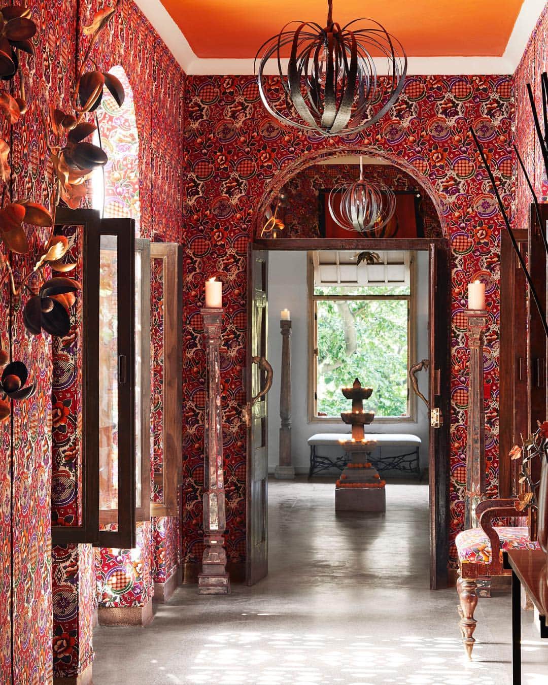ELLE DECORさんのインスタグラム写真 - (ELLE DECORInstagram)「The entry hall of designer @michaelaram's New Delhi, India, apartment is nothing short of glamorous. The walls are upholstered in a traditional Indian chintz fabric and the statement pendant light fixtures are by Aram. Click the link in bio for the full house tour. Photography by @miguelfloresvianna」4月10日 7時29分 - elledecor