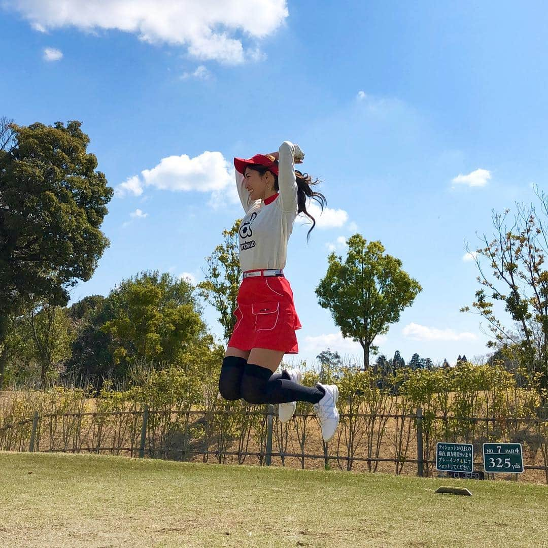 美波千夏さんのインスタグラム写真 - (美波千夏Instagram)「🧸❤️ おはようございます✨雨ですね☔️こんな時こそ青空の写真を見て元気出していくぞー！ 今日は昨日より10度低いみたい☃️寒暖差にやられないように暖かい格好で出かけましょー♪ . ▫️コーデ▫️ トップス&スカート&ベルト @archivio.official  バイザー @j.jane_japan  シューズ @adidasgolf . #アルチビオ #ゴルフコーデ #ゴルフ女子 #ジャンプ #jump」4月10日 7時29分 - chinatsu_minami