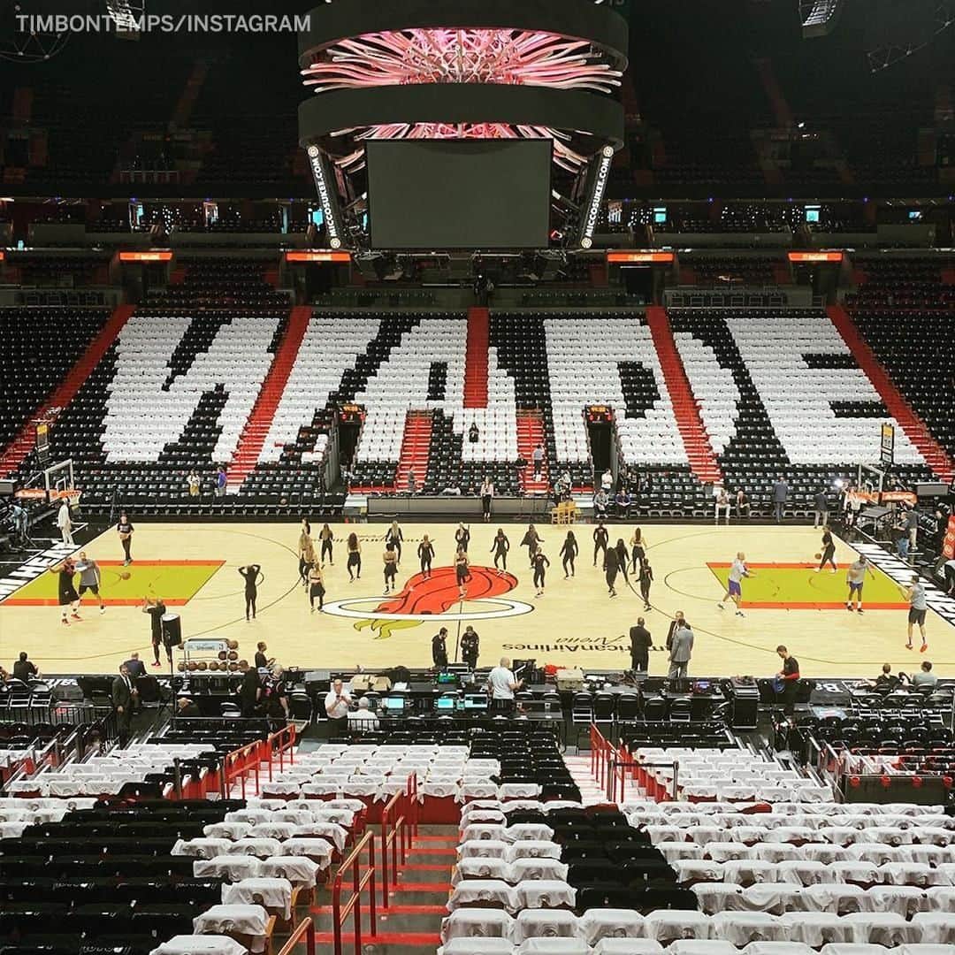 espnさんのインスタグラム写真 - (espnInstagram)「Miami is ready for @dwyanewade's final regular season home game 🙌 (via @timbontemps) #OneLastDance」4月10日 7時33分 - espn