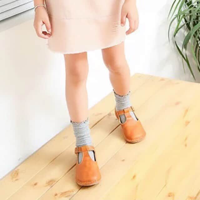 子供服のbig foRE:stさんのインスタグラム写真 - (子供服のbig foRE:stInstagram)「. . フリルクルーソックス　2点セット【722】 . おはようございます☂️ 今日は雨で寒くなるみたいですね😵 そんなテンション下がりそうな朝ですが、久しぶりにホームベーカリーで食パンを焼いたので、部屋から出るやいなやパンのいい匂いがして一瞬で爽やかな気分に。 単純笑 . そんな気分でのご紹介は可愛さを演出してくらる大人気のソックス💕 フリルにリブ生地にとかわいさしかないやーつ。 小さい子にはハイソックスで。お姉さんには写真の感じでショート丈で☺️ . いろんなカラーがあるので、お気に入りをぜひ見つけてみてください☆ . . #子供服 #キッズコーデ #韓国子供服 #kidscode #outfit #おでかけコーデ#海外子供服  #おしゃれさんと繋がりたい #kidsjapan #セレクトショップ #女の子コーデ  #女の子ママ#インポート#ママリ #コドモノ #ベビフル#お洒落さんとつながりたい#ママハグ#ninas#キッズソックス」4月10日 7時42分 - olpemi_