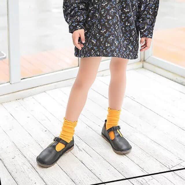 子供服のbig foRE:stさんのインスタグラム写真 - (子供服のbig foRE:stInstagram)「. . フリルクルーソックス　2点セット【722】 . おはようございます☂️ 今日は雨で寒くなるみたいですね😵 そんなテンション下がりそうな朝ですが、久しぶりにホームベーカリーで食パンを焼いたので、部屋から出るやいなやパンのいい匂いがして一瞬で爽やかな気分に。 単純笑 . そんな気分でのご紹介は可愛さを演出してくらる大人気のソックス💕 フリルにリブ生地にとかわいさしかないやーつ。 小さい子にはハイソックスで。お姉さんには写真の感じでショート丈で☺️ . いろんなカラーがあるので、お気に入りをぜひ見つけてみてください☆ . . #子供服 #キッズコーデ #韓国子供服 #kidscode #outfit #おでかけコーデ#海外子供服  #おしゃれさんと繋がりたい #kidsjapan #セレクトショップ #女の子コーデ  #女の子ママ#インポート#ママリ #コドモノ #ベビフル#お洒落さんとつながりたい#ママハグ#ninas#キッズソックス」4月10日 7時42分 - olpemi_