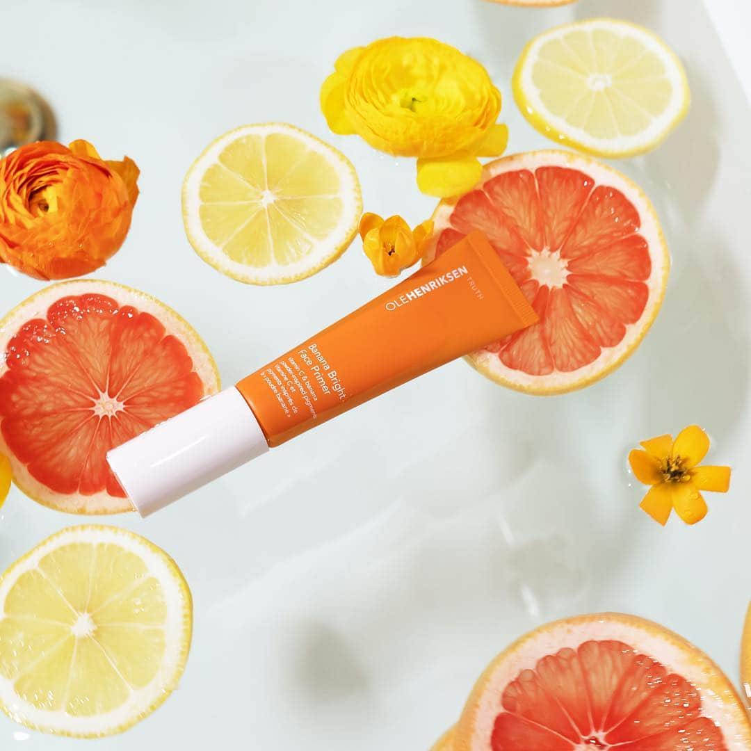 のインスタグラム：「Tell makeup meltdowns to float away. Banana Bright Face Primer improves and extends makeup wear, so you don’t have to worry about your foundation breaking up on you. Who else is loving this primer? #TubTuesday」