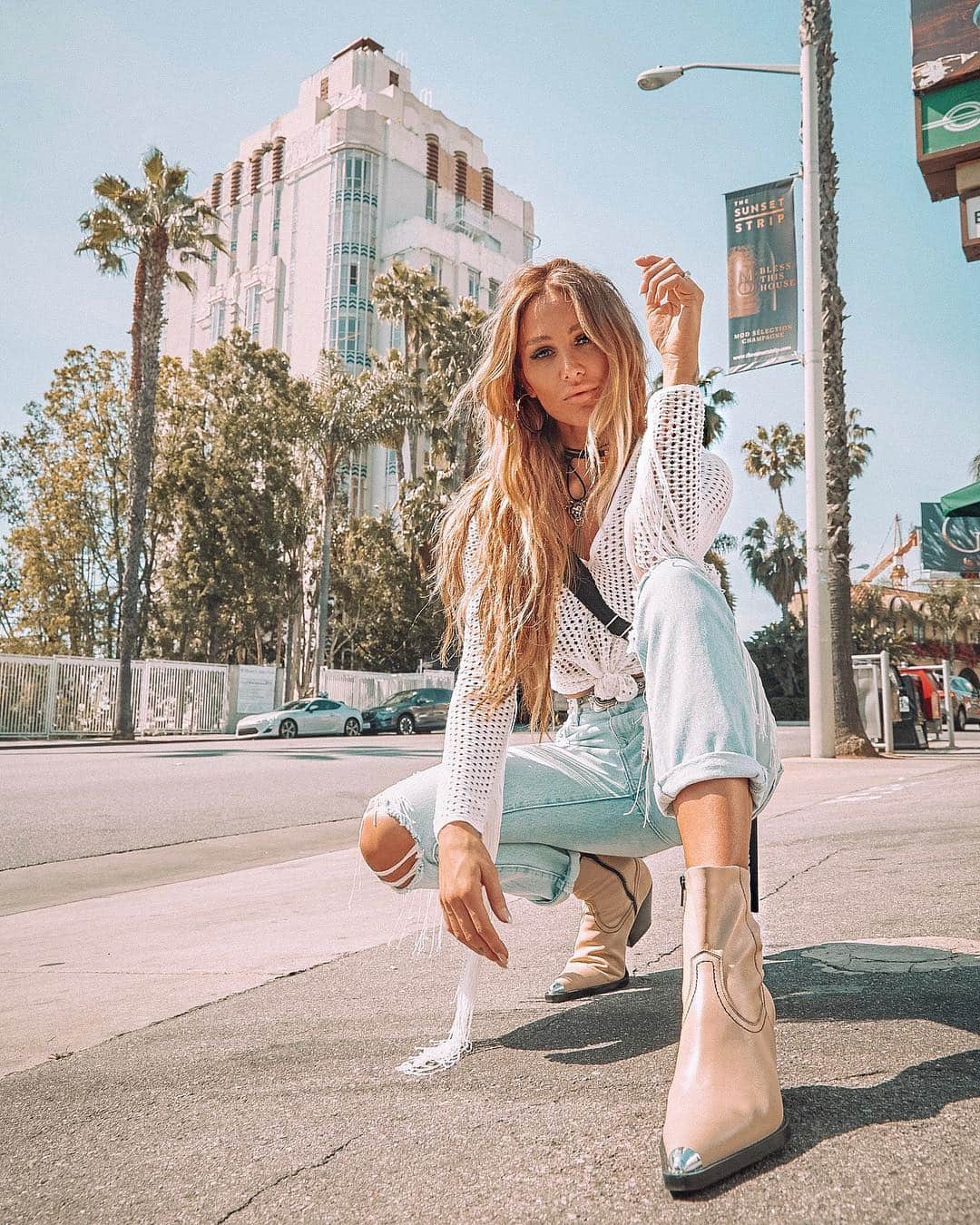 ルー・ティーズデールのインスタグラム：「Hello LA ✌🏼 @revolve ☁️」