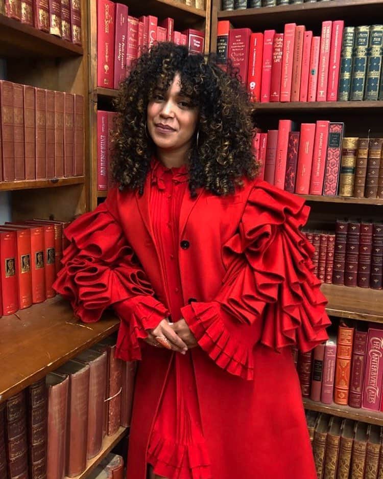 Valentinoさんのインスタグラム写真 - (ValentinoInstagram)「#StrandXValentino: Author Elizabeth Acevedo (@acevedowrites) of #ThePoetX, a New York Times bestseller, takes us on a tour of @strandbookstore and through the works that inspire her in advance of her talk with author #JuliaAlvarez.」4月10日 7時57分 - maisonvalentino