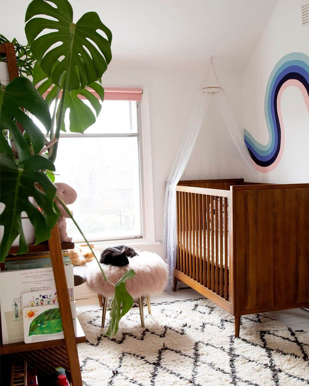 west elmさんのインスタグラム写真 - (west elmInstagram)「A room to grow! 😍🌳 @onrshop embraced modern style + supported #responsibleforests with our Mid-Century @fsc_international certified nursery collection in the baby's room. 🌲🌳🌴 #aprilisearthmonth @westelmuk #consciousnursery #nurserygoals #midcenturynursery #fsccertified #ontheblog #fsccertifiedfurniture」4月10日 7時58分 - westelm