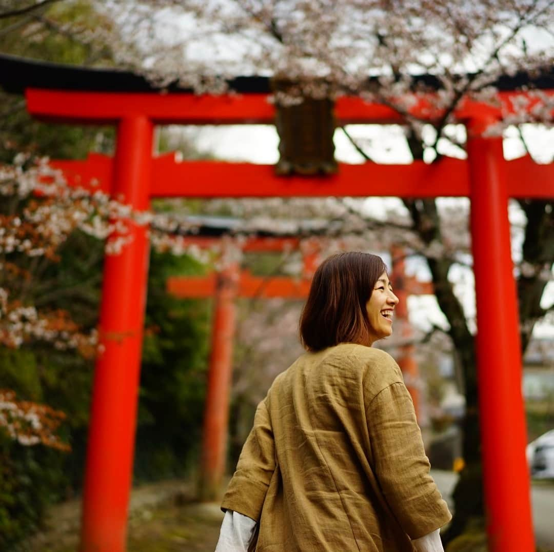 前田有紀さんのインスタグラム写真 - (前田有紀Instagram)「雨ではじまる朝。近所の桜もまだ綺麗だけど葉桜になってきていて、きっとこの雨で散ってしまうだろうな。 幸せなことも綺麗なものもずっと変わらないものはなくて、移ろうもの。そして必ず形を変えていく。この春は、嬉しさ、楽しさの中でその切なさを噛み締めて過ごしていた気がする。 ・ 今週土曜日公開の Hanako.Tokyoでは、少し前に訪れた京都で出会った美しいものについて綴りました。 桜シーズンで、どこもかしこも人でいっぱいだった京都。誰もいないひっそりと桜を楽しめるスポット発見して、嬉しかった瞬間。 ・ #hanakotokyo #桜 #京都 #吉田神社 #京都散歩 #京都さんぽ」4月10日 7時59分 - yukimaeda0117