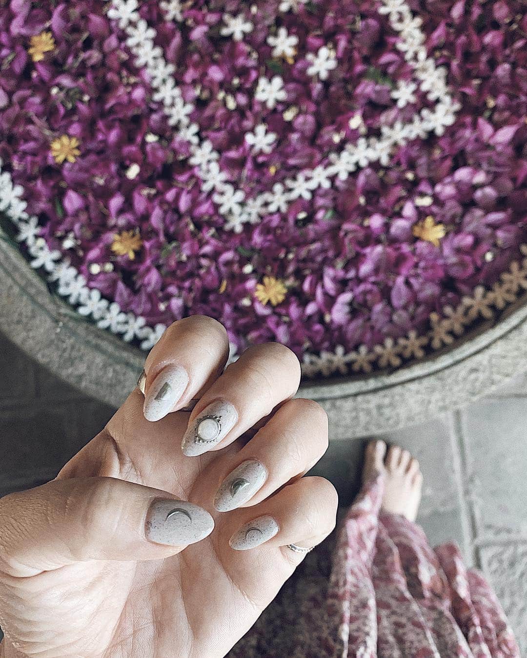 Manamiのインスタグラム：「🌒🌓🌕🌗🌘 ㅤ 1年ぶりに自分でやったの✍🏽 気に入ってる🥰 @mananails #mananails_travel」