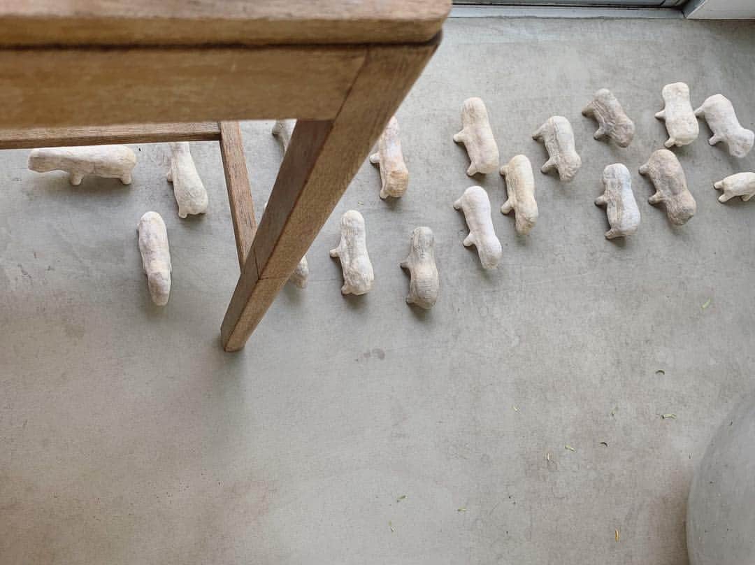 山本真由美さんのインスタグラム写真 - (山本真由美Instagram)「. 🐑🐑🐑🐑🐑🐏💭🗯 . 分裂。 . . #白い #生き物 ＃増殖  #architecture #figure  #ひつじ #のような #art #anmal #一匹  #群れ #japan #tokyo  #somewhere #artist」4月10日 8時10分 - mayumi_yamamoto.official
