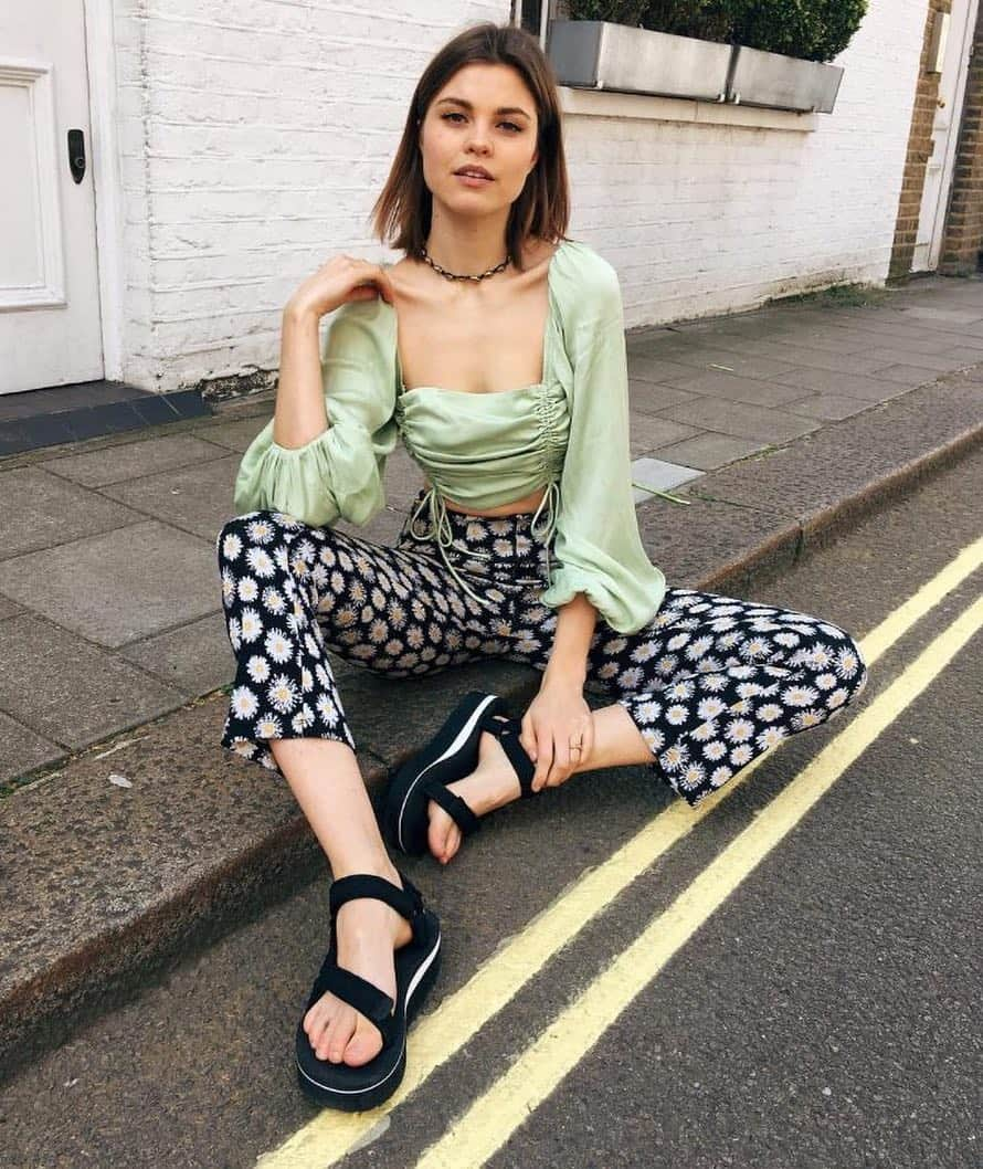 freepeopleさんのインスタグラム写真 - (freepeopleInstagram)「Pants in full bloom. Head to our story for the floral bottoms to round out your spring closet. #taptoshop  @freepeopleuk @jordancohayney」4月10日 8時02分 - freepeople