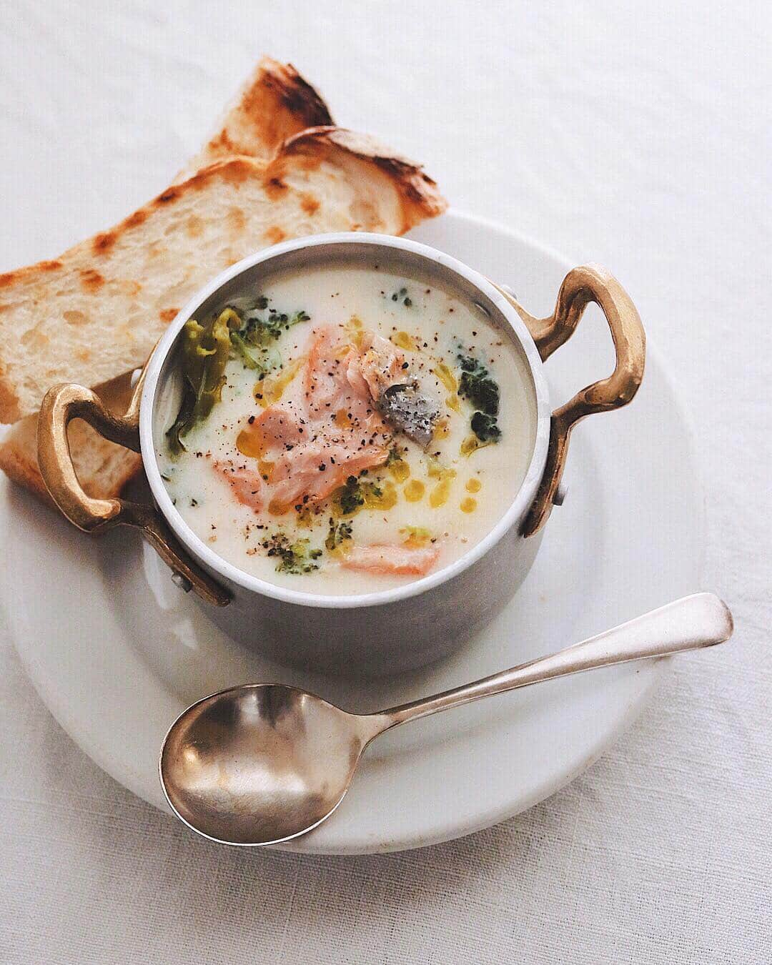 樋口正樹さんのインスタグラム写真 - (樋口正樹Instagram)「Salmon chowder . 今朝はサーモンチャウダー。 鮭とブロッコリー具材にし、 牛乳で仕立て、パン添えて。 . . #朝スープ #チャウダー #サーモンチャウダー #ブロッコリー #365日のパンとスープ #タカキベーカリー #石窯パン #イギリスパン #朝ごパン #パンスタグラム #salmon #salmonchowder #chowder #broccoli #Ballarini #Ballarini_jp」4月10日 8時05分 - higuccini