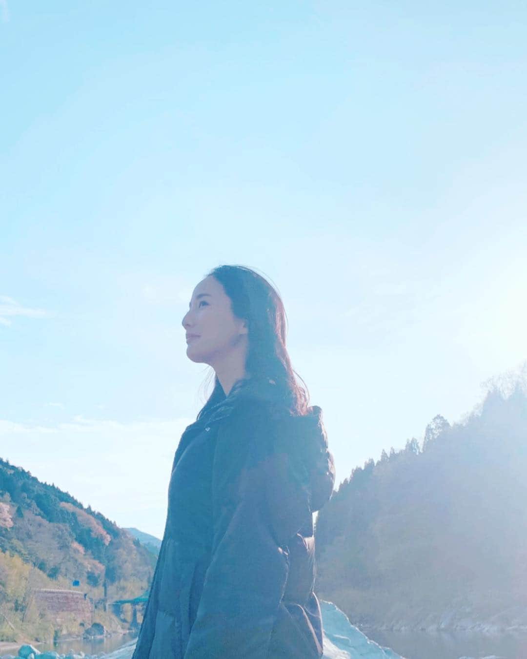 高嶋香帆のインスタグラム：「田舎の方へ来て、素敵な景色の中連日撮影しております☺️✨ . 完成が楽しみ！ 皆さんにお知らせ出来る日が待ち遠しい！ . 寒暖差が大きいですが、皆さま体調に気を付けてね！ 素敵な一日を💕」