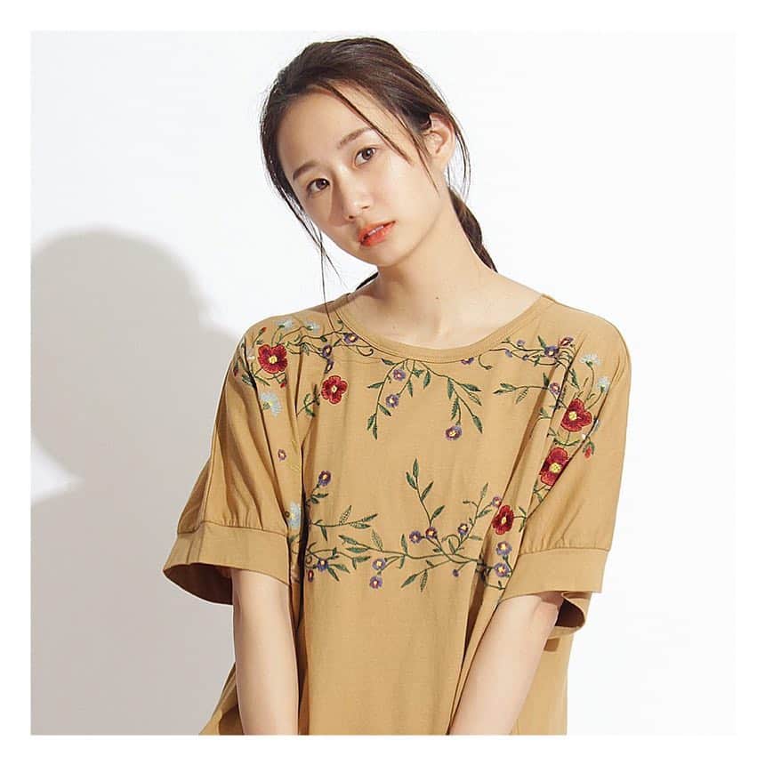 筒井萌子のインスタグラム：「* SUPER HAKKA🌼 繊細な花柄の刺繍が可愛い（´-`）.｡oO 私はSUPER薄顔。笑 ・  #筒井萌子 #女優 #actress #モデル #model #岡山  #shooting #instagood #instalike #converse #撮影 #followme #instalike #ブリヂストンゴルフ #tommyjeans #dhoric #snidel #lee #ゴルフ #ゴルフ女子 #ゴルフコーデ #골프 #좋아요반사 #좋아요그램 #좋아요환영 #데일리그램 #패션 #오오티디 #카페 #카페 #ジャパンゴルフフェア #superhakka」