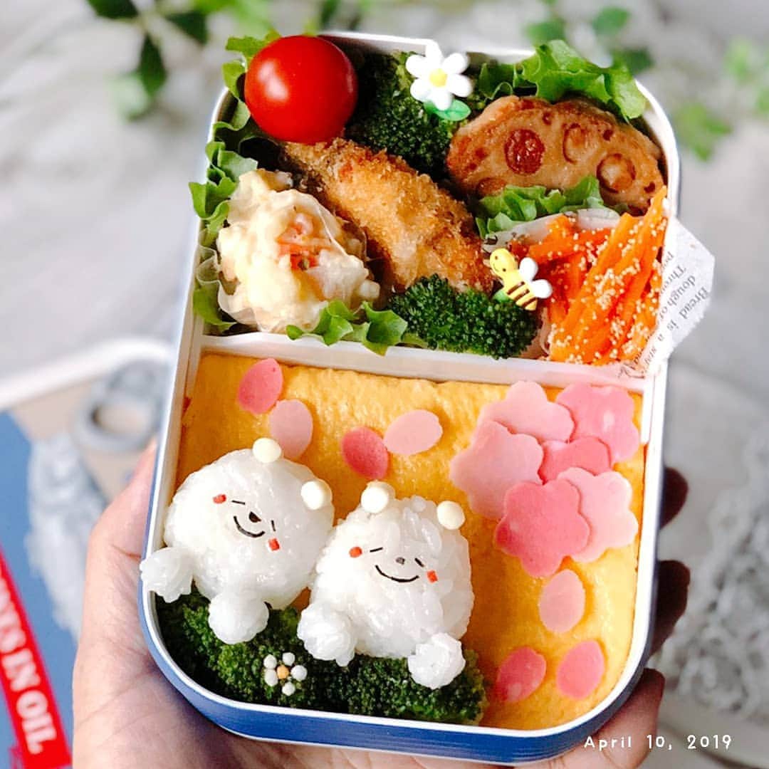 むっくママさんのインスタグラム写真 - (むっくママInstagram)「(о´∀`о)ノ * なんだかわからん動物のお弁当でおはようさん👋😃 * とりあえずクマでお願いします🙇 * 大阪は花散らしの雨です☔ * 満開だった近所の公園も、散っちゃうかなー😢 * もう少し楽しみたかったけど、また来年ね🌸 * 今日も１日ふぁいてぃーん🙌🙌🙌 *  #お弁当#wp_deli_japan #お弁当作り楽しもう部 #お昼が楽しみになるお弁当 #可愛いお弁当作りたい部 #キャラベニスト弁当#キャラ弁#こども弁当 #こどもごはん #おうちごはんlover #豊かな食卓 #ママリクッキング #obento #delistagrammer #foodstagram #kyarabenist #instagood #riceball #wp_deli_春のさくらまつり #おにぎり弁当 #顔むすび#フーディーテーブル#娘弁当#幼稚園弁当#japanesefood#てづくりおべんと365」4月10日 8時11分 - mutsukumama
