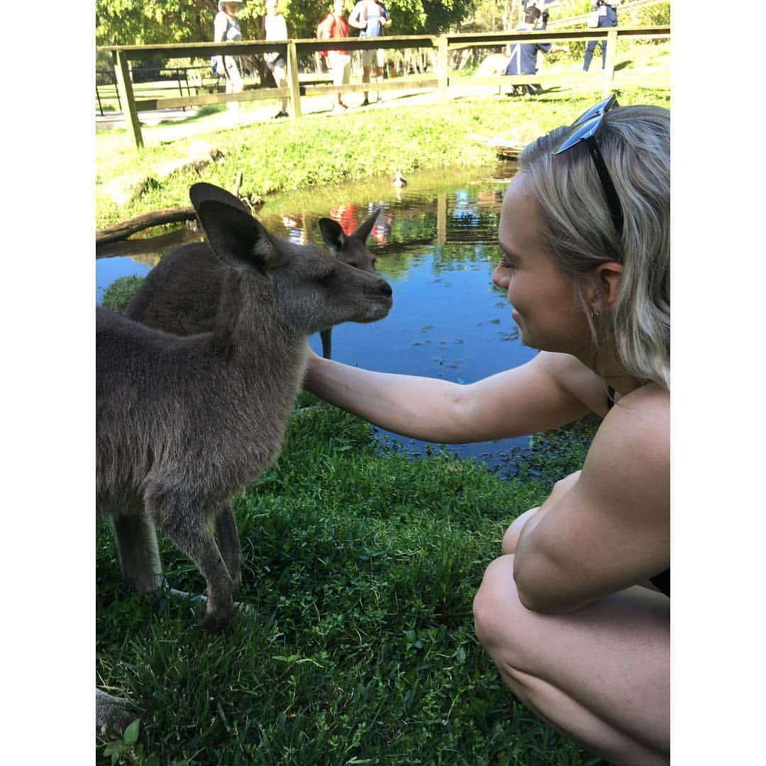 エリー・ブラックさんのインスタグラム写真 - (エリー・ブラックInstagram)「Throwback to warmer weather and exciting adventures down under last year! This was such an amazing experience! Love this team 🇨🇦💕 I’m ready to go back to Australia again 🙋🏼‍♀️ #commonwealthgames2018 #teamcanada #gold #gymnasticsisfun」4月10日 8時14分 - ellieblack_