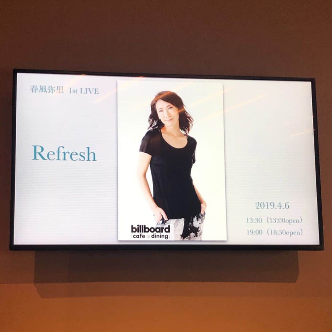 妃白ゆあさんのインスタグラム写真 - (妃白ゆあInstagram)「春風弥里さんの1st LIVE 『Riflesh』 観に行かせて頂きました💓  みー様の、格好良さ、美しさ、温かく、強く熱い、ハートのこもった歌に、ラストはハンカチ必須な状態でした。 卒業後5年のブランクがあるなんて全く感じない、むしろ2児の母として、人として、女性としても更に磨きがかかっておりました😭✨✨ 憧れの女性です💓 . . LIVEには、多くのogさんや花組の現役生もいらっしゃり、みー様の人望だなぁと☺️✨✨ . . #ろんろん こと、岡本寛子さんの心温まる最高な演出プランと、天才ピアニストのいっくんこと #伊藤辰也さん、そして美貌と美しい声は勿論、笑いのセンスまで兼ね備えた初姫さあやさん✨✨ 本当に素敵な時間を有難うございました☺️❤️❤️ . . ##春風弥里 さん  #初姫さあや さん #十輝いりす さん  #野々すみ花 さん  #春花きらら さん  #天真みちる さん  #菜那くらら さん  #彩花まり さん #妃白ゆあ #宝塚og」4月10日 13時59分 - yua_hishiro