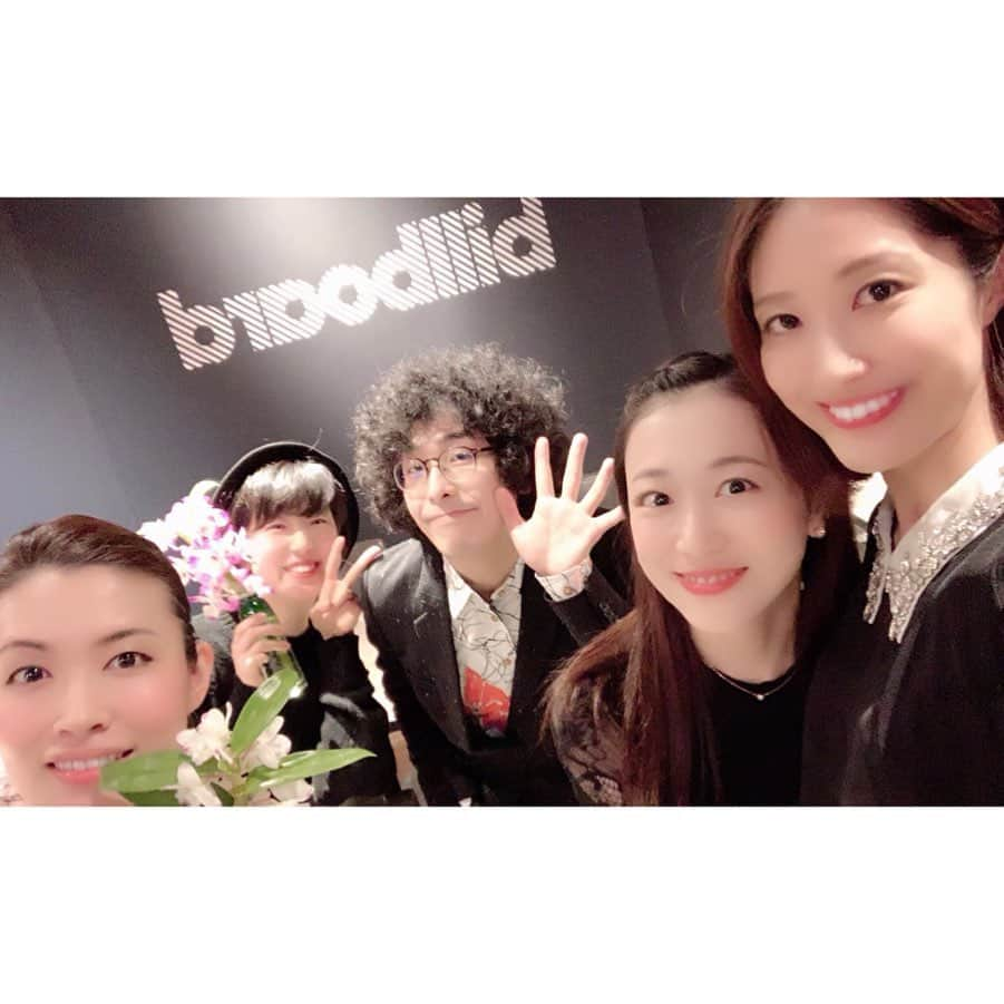 妃白ゆあさんのインスタグラム写真 - (妃白ゆあInstagram)「春風弥里さんの1st LIVE 『Riflesh』 観に行かせて頂きました💓  みー様の、格好良さ、美しさ、温かく、強く熱い、ハートのこもった歌に、ラストはハンカチ必須な状態でした。 卒業後5年のブランクがあるなんて全く感じない、むしろ2児の母として、人として、女性としても更に磨きがかかっておりました😭✨✨ 憧れの女性です💓 . . LIVEには、多くのogさんや花組の現役生もいらっしゃり、みー様の人望だなぁと☺️✨✨ . . #ろんろん こと、岡本寛子さんの心温まる最高な演出プランと、天才ピアニストのいっくんこと #伊藤辰也さん、そして美貌と美しい声は勿論、笑いのセンスまで兼ね備えた初姫さあやさん✨✨ 本当に素敵な時間を有難うございました☺️❤️❤️ . . ##春風弥里 さん  #初姫さあや さん #十輝いりす さん  #野々すみ花 さん  #春花きらら さん  #天真みちる さん  #菜那くらら さん  #彩花まり さん #妃白ゆあ #宝塚og」4月10日 13時59分 - yua_hishiro