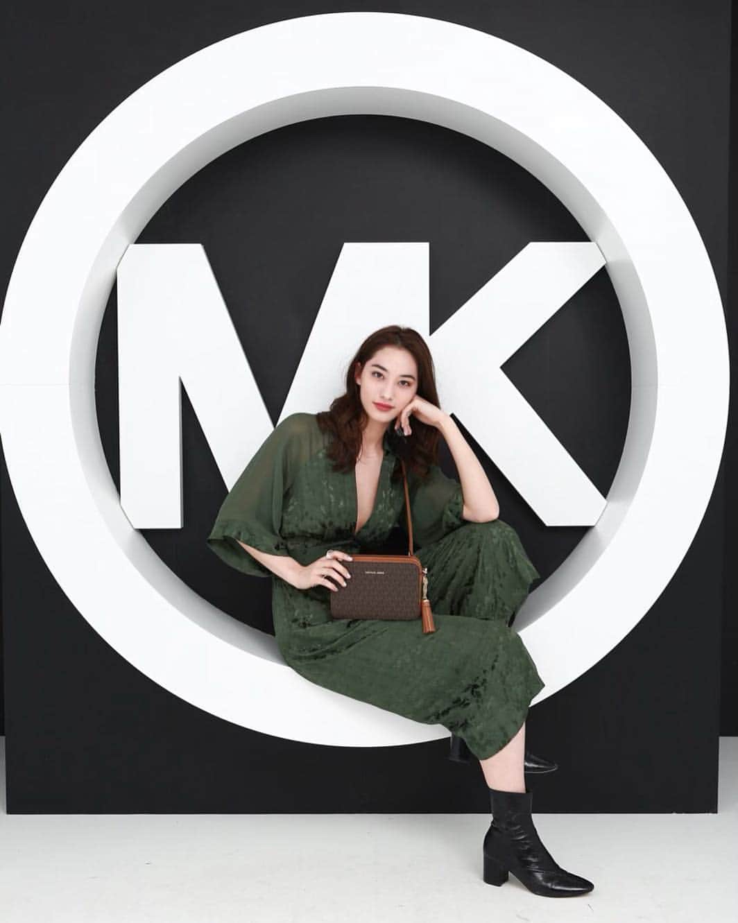 細谷理紗のインスタグラム：「💛MICHAEL KORS💛  #MICHAELKORS  #MK×本田翼」