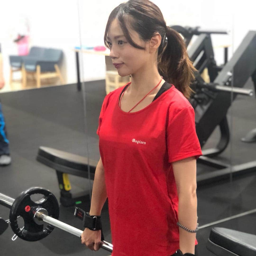 古田ちさこさんのインスタグラム写真 - (古田ちさこInstagram)「週の始まりに @forza_fit_gran でトレーニング❤️ パーソナルジムFORZAが運営する少人数制のトレーニングジムです✨ 「セミパーソナル」というコンセプトを掲げていて、高い料金を払わずとも常駐トレーナーがトレーニング処方やフォームチェックをしてくれるとのこと💡 私が体験した感じでは複数のトレーナーさんがかわるがわるついてくれて、かなりみっちり指導してもらえるし、トレーナーさん間の引き継ぎもしっかりしていたよ⭐︎ 例えばランジをやったらもも裏がかたいと引き継がれていて、次のメニューはお尻ともも裏のストレッチにもなるデッドリフトで組んでくれたりとか♩ それにしても筋肉痛、キツい！笑 @forza_fit_channel アカウントもチェックしてみてね☺️ ちなみにやったメニューはこちらです↓ #ステーショナリーランジ お尻 #デッドリフト お尻、もも裏 #カーフレイズ ふくらはぎ #プルオーバー 胸 背中  #ラットプルダウン 背筋 #フレンチプレス 二の腕 #レッグレイズ 腹筋 腸腰筋 ⭐︎ 📍Forza Fitness Studio GRAN 東京都豊島区南池袋1-19-12 山の手ビル東館 B1F （各線池袋駅より徒歩２分） ⏰営業時間 平日 10:00-22:00 土日祝 10:00-18:00 定期休館日 第2日曜日・第3木曜日 #forzagran #GRANレポ #池袋 #forza #パーソナルジム #筋トレ #筋トレ女子 #筋トレ動画 #フィットネス女子 #ワークアウト女子 #fitnessgirl #workoutgirl #脚痩せ #二の腕痩せ #尻トレ #ヒップアップ #腹筋トレーニング」4月10日 13時52分 - chisakofuruta