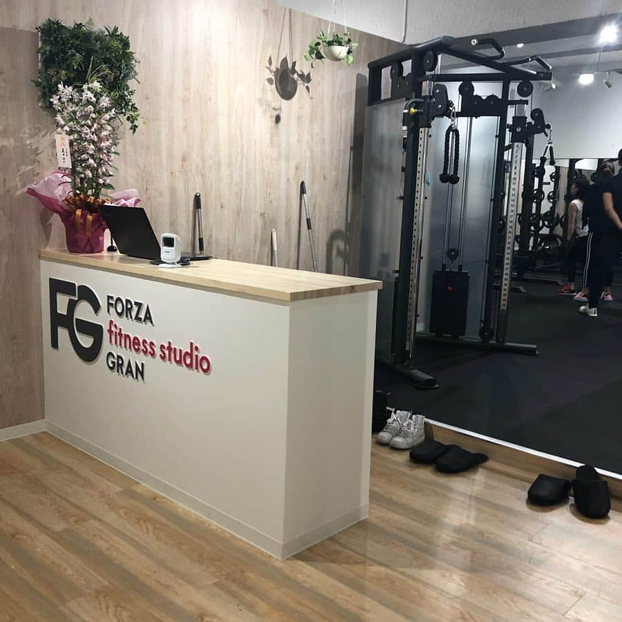 古田ちさこさんのインスタグラム写真 - (古田ちさこInstagram)「週の始まりに @forza_fit_gran でトレーニング❤️ パーソナルジムFORZAが運営する少人数制のトレーニングジムです✨ 「セミパーソナル」というコンセプトを掲げていて、高い料金を払わずとも常駐トレーナーがトレーニング処方やフォームチェックをしてくれるとのこと💡 私が体験した感じでは複数のトレーナーさんがかわるがわるついてくれて、かなりみっちり指導してもらえるし、トレーナーさん間の引き継ぎもしっかりしていたよ⭐︎ 例えばランジをやったらもも裏がかたいと引き継がれていて、次のメニューはお尻ともも裏のストレッチにもなるデッドリフトで組んでくれたりとか♩ それにしても筋肉痛、キツい！笑 @forza_fit_channel アカウントもチェックしてみてね☺️ ちなみにやったメニューはこちらです↓ #ステーショナリーランジ お尻 #デッドリフト お尻、もも裏 #カーフレイズ ふくらはぎ #プルオーバー 胸 背中  #ラットプルダウン 背筋 #フレンチプレス 二の腕 #レッグレイズ 腹筋 腸腰筋 ⭐︎ 📍Forza Fitness Studio GRAN 東京都豊島区南池袋1-19-12 山の手ビル東館 B1F （各線池袋駅より徒歩２分） ⏰営業時間 平日 10:00-22:00 土日祝 10:00-18:00 定期休館日 第2日曜日・第3木曜日 #forzagran #GRANレポ #池袋 #forza #パーソナルジム #筋トレ #筋トレ女子 #筋トレ動画 #フィットネス女子 #ワークアウト女子 #fitnessgirl #workoutgirl #脚痩せ #二の腕痩せ #尻トレ #ヒップアップ #腹筋トレーニング」4月10日 13時52分 - chisakofuruta