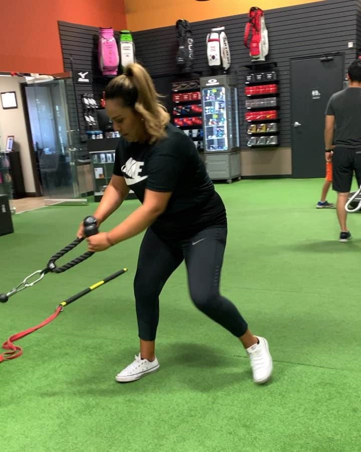 リセット・サラスのインスタグラム：「Back at it again with @forefitnessmvmt 💪🏽」