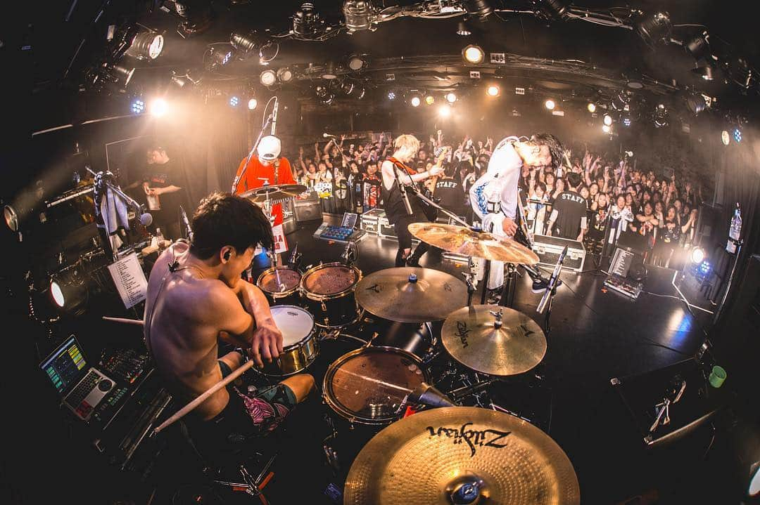 Bunta さんのインスタグラム写真 - (Bunta Instagram)「19th Anniversary at 下北沢 GARDEN🥁👍🥁 気づけば高校2年に俺とShunではじめたTOTALFATも19周年。NOFXのコピーでJoseさんも最初のライブから演奏を供にしてるし、Kubotyもほぼ始めてすぐの段階で対バンしてる仲間。 ただの友達から、こんなに長く同じメンバーで音楽を続けられるなんて想像もつかなかった。 バンドは生き物でいつ終わっちゃうかなんの保証も無い中でこれだけ続けてこられたのは、聴いてくれるみんなや支えてくれるスタッフのおかげだと本当に思う。 最近は以前に増して演奏する事への拘りだったり、感覚がドンドン研ぎ澄まされて、更に高い次元で音楽に向き合えるようになってきた。アスリートやアイドルと違ってミュージシャンのピークは死ぬか、演奏が出来なくなるその瞬間までいろんな角度の高みを目指せる。バンドも同じ曲を何千何万回って演奏する事で、曲を作ってレコーディングした時とはまるで違う曲になり、成長と供に深化していく。俺たちバンドマンはみんなの気持ちや想いを全部背負ってその曲たちを死ぬまで演奏し続ける仕事であり、ただの友達と楽しいねって始めた遊びの延長でもある。その二つの辻褄があってこそ、新のアーティストとして最高の人生が送れるのかなと最近は思う。 19周年ライブは楽しい事も辛い事も、全部曝け出して前進んで行こうと決意のできる最高のライブだった！！ 一旦10/22で4人のTOTALFATはお休みになるけど、その先も生まれ変わった3人のTOTALFATが、かなりヤバイバンドになって再スタートするべくすでに特訓が始まってるので、これからも要チェックで宜しくね👍👍👍 #totalfat #19thanniversary #drumforhappy #drums #yamahadrums #zildjiancymbals #zildjian #シャクれドラマー 📷: @kawado_photo」4月10日 13時53分 - buntatf