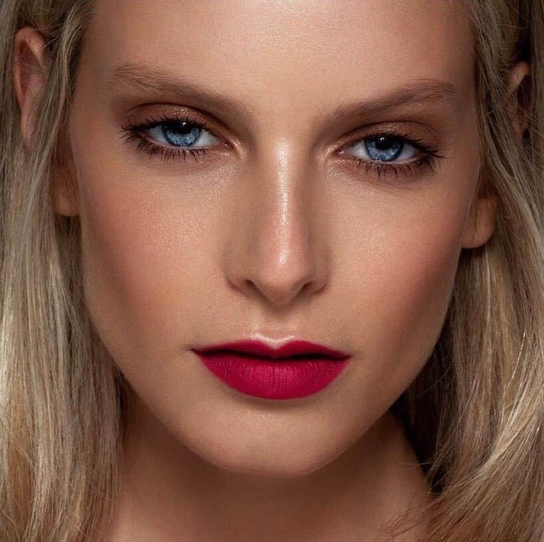 M•A•C Cosmetics Franceさんのインスタグラム写真 - (M•A•C Cosmetics FranceInstagram)「M·A·C - GLOWY ✨ Un teint glowy grâce à la strobe cream et le highlighter "Soft & Gentle", du mascara et un rouge à lèvres rouge "All fired Up" : c'est le makeup du jour ! Quel est votre makeup du jour ? 😉💄 Crédit photo : @maccosmeticsrussia & @stefanianardi_ & @albamuzzarelli & @valentinademeo #maccosmetics #maccosmeticcsfrance #glowy #glowyskin #makeup #macred #lipstick」4月10日 14時00分 - maccosmeticsfrance