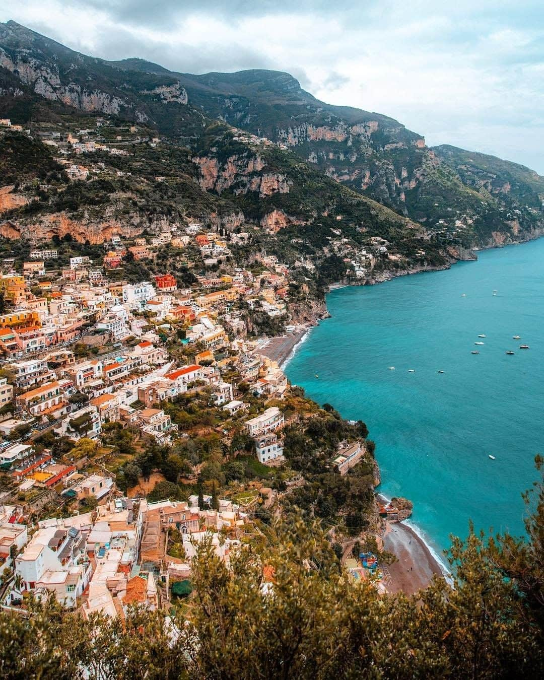 Travel + Leisureさんのインスタグラム写真 - (Travel + LeisureInstagram)「Tauruses, you should be heading to Positano! Find out which beach you should be sitting on right now, based on your zodiac sign. Link in bio! #tlpicks courtesy of @lumadeline」4月10日 8時35分 - travelandleisure