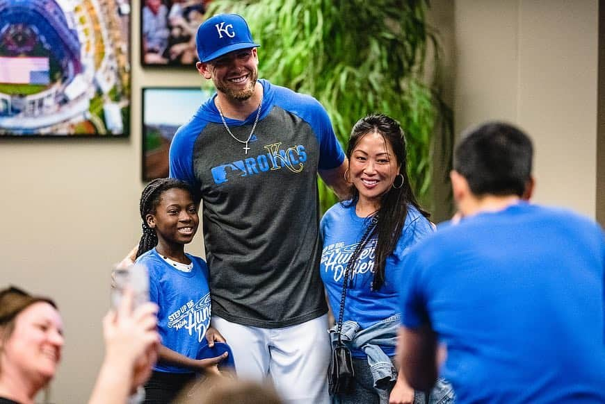 カンザスシティ・ロイヤルズさんのインスタグラム写真 - (カンザスシティ・ロイヤルズInstagram)「Stepping up big with @hdozier_17 and @bbbskc. #AlwaysRoyal」4月10日 8時37分 - kcroyals