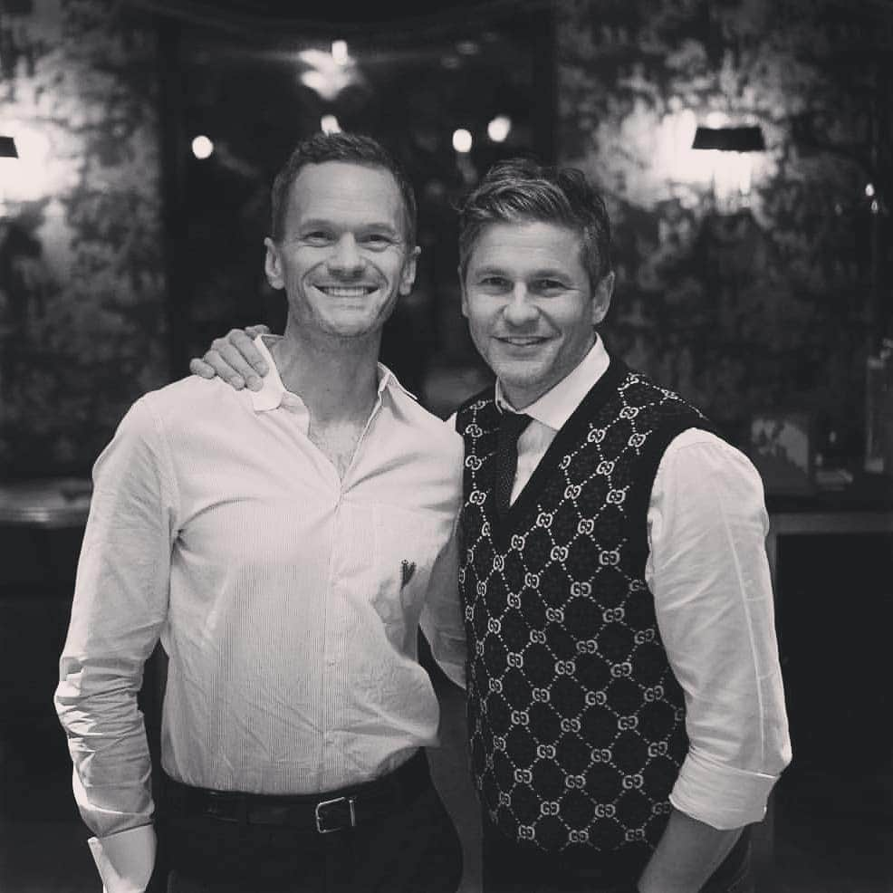 ニール・パトリック・ハリスさんのインスタグラム写真 - (ニール・パトリック・ハリスInstagram)「😊😘 #neilpatrickharris #davidburtka #nph #db #tagsforlikes #actors #lovethem #handsome #chef #myedit #blackandwhite #repost #couple #husbands @nph @dbelicious 💙💚」4月10日 8時41分 - instagranph