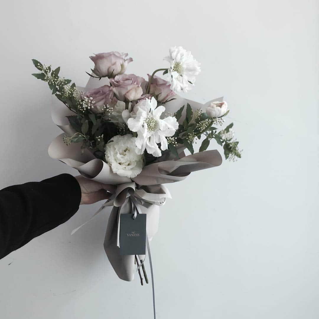 플로리스트 이주연 florist Lee Ju Yeonさんのインスタグラム写真 - (플로리스트 이주연 florist Lee Ju YeonInstagram)「. . #바네스꽃다발 #빈티지꽃다발 . #수업문의 #주문예약 #lesson #Order  Katalk ID vaness52 클래스상시모집 당일꽃주문가능 WeChat ID vaness_flower E-mail vanessflower@naver.com . 강남구 신사동 515-2 📞02-545-6813 . #vanessflower #florist #flowershop #handtied #flowerlesson #花束 #花束包装 #바네스플라워 #플라워카페 #플로리스트 #꽃다발 #부케 #플로리스트학원 #신사동꽃집 #신사역꽃집 #꽃꽂이수업 #플라워레슨 #꽃다발포장법 #꽃수업 #꽃주문 #하우스웨딩 #대관 #카페대관 #강남카페대관」4月10日 8時56分 - vanessflower