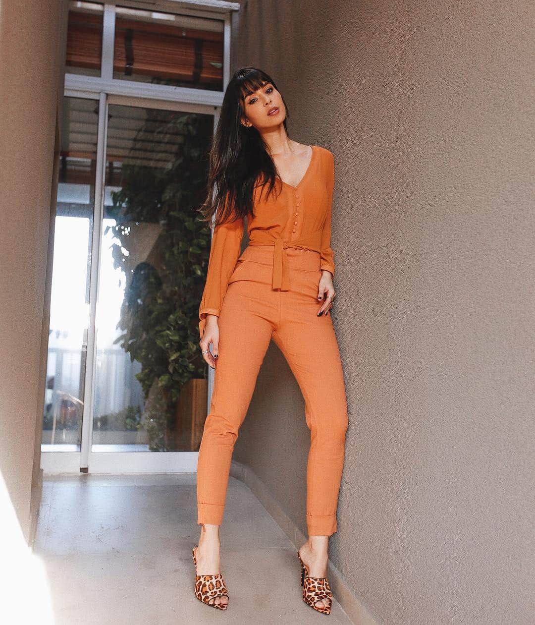 Gabriela Salesのインスタグラム：「Nem parece que deu virote em plena segunda-feira kkkk. Look lacrimuso @tropicalfashionoficial」