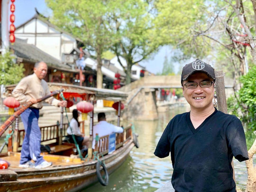 乙武洋匡さんのインスタグラム写真 - (乙武洋匡Instagram)「上海から車で90分。水路を船が行き来する雰囲気たっぷりの街にやってきました。  #上海 #Shanghai #朱家角 #水郷 #水郷の街 #情緒たっぷり」4月10日 8時56分 - ototake_official