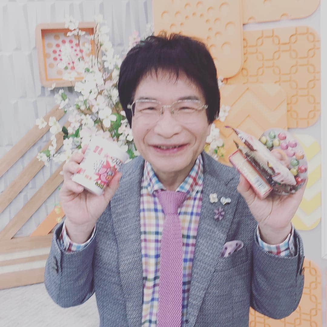 尾木直樹さんのインスタグラム写真 - (尾木直樹Instagram)「あさチャンの駄菓子番組終わりにいただきまし(^^)💓🌸スタジオで #尾木ママ#あさチャン#TBS#夏目三久さん#駄菓子#お孫ちゃんに#あげます#楽しい#懐かしい#うまかぼう」4月10日 9時05分 - oginaoki_ogimama