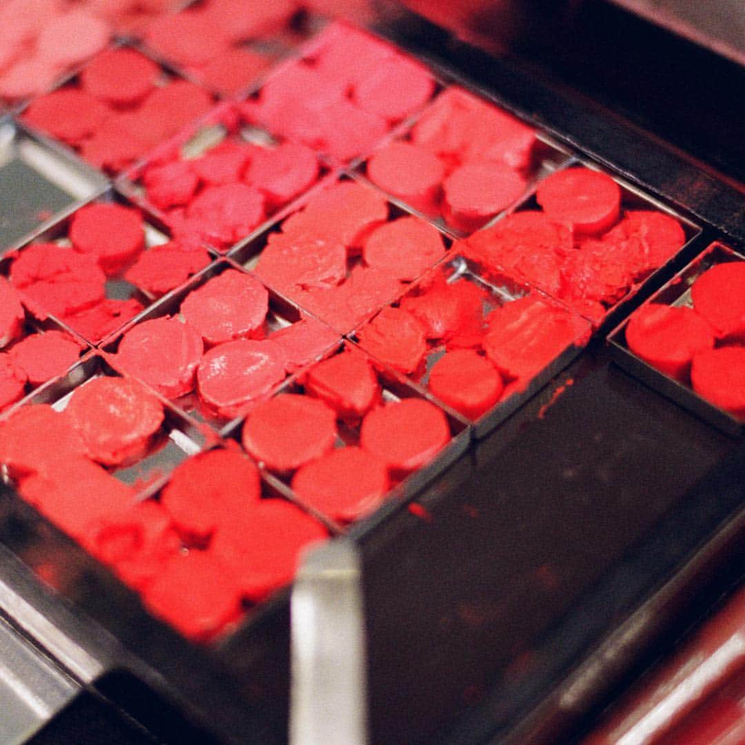 Smashboxのインスタグラム：「A behind the scenes look at the classic red lip worn by @alealimay for our Primer shoot. #CrueltyFree」