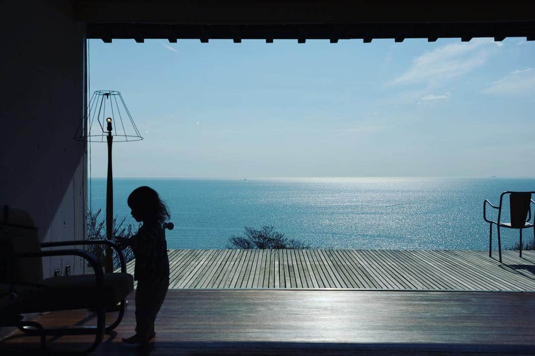 セソコマサユキのインスタグラム：「12年前に取材させていただいた山口県・大津島にある１日１組限定の宿「只只」へ。昨年、僕の記事を「一生の宝物です」と改めて伝えてくれた水本さんに会いに、飛行機と電車とフェリーを乗り継いで。  海をのぞむ絶景、ということだけでなく、スタッフの程よい距離感とホスピタリティ、調度品は一々センス抜群で、料理も驚くほど美味しかった。宿に着いてからしたのは「集落を散歩する」ということだけ。夕日の中で晩ご飯を食べて、本当に豊かな時間だった。「泊まる」ことが旅の目的になる宿っていうのがあるんだな。取材を通して繋がった縁で、歳を重ねて再会し、改めて時間を共有できるって、編集者として本当に幸せなこと。」
