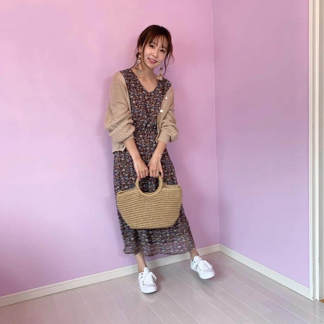 パシオスさんのインスタグラム写真 - (パシオスInstagram)「Repost @maakkiii1144 ・・・ ♡♡♡♡♡ . . . パシオスコーデ♡♡ 全身揃えてもプチプラで 嬉しいーー😍💕💕 . ワンピは半袖だから 夏は1枚で着るの楽しみ💓 . カゴバッグもめちゃくちゃ可愛いよぉぉ❤️ パシオスのアプリのクーポンで さらにお得だったよー💕💕 . . .  ワンピース 品番 4110481243 カーディガン 品番 4110262123 バッグ 品番 3551242401 スニーカー 品番 3151115321 . . . . #パシオスコーデ #パシオス #pr #大人カジュアル  #ルーファ #ベージュコーデ  #ママコーデ #ママファッション  #プチプラコーデ #プチプラファッション  #シンプルコーデ  #大人かわいい  #30代ファッション  #着まわしコーデ #大人可愛い  #フレアワンピース  #夏コーデ #スニーカー #春コーデ#大人カジュアル #花柄ワンピース #カーディガンコーデ #ヘアアレンジ  #カゴバッグ #小花柄ワンピース」4月10日 9時13分 - paseos_official