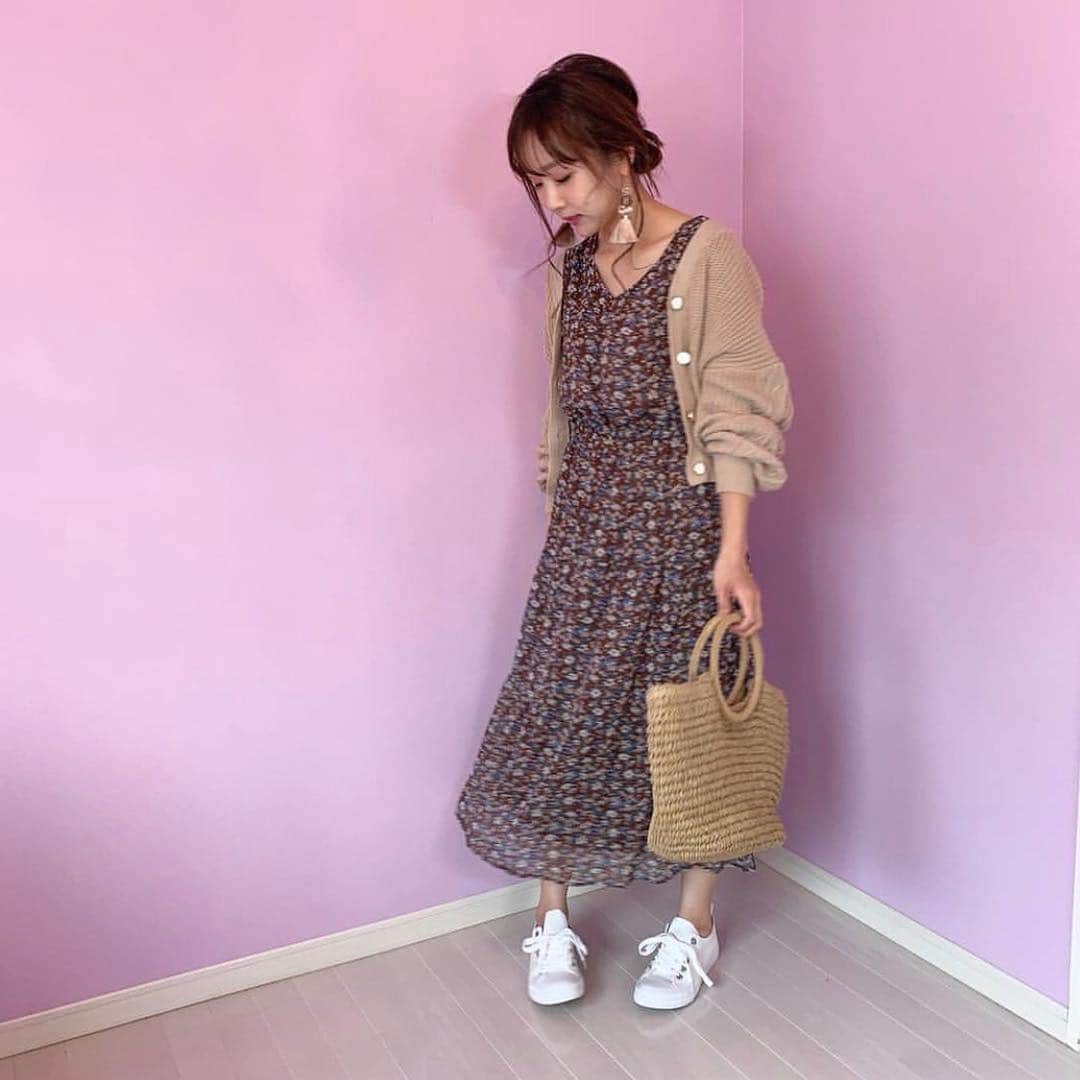パシオスさんのインスタグラム写真 - (パシオスInstagram)「Repost @maakkiii1144 ・・・ ♡♡♡♡♡ . . . パシオスコーデ♡♡ 全身揃えてもプチプラで 嬉しいーー😍💕💕 . ワンピは半袖だから 夏は1枚で着るの楽しみ💓 . カゴバッグもめちゃくちゃ可愛いよぉぉ❤️ パシオスのアプリのクーポンで さらにお得だったよー💕💕 . . .  ワンピース 品番 4110481243 カーディガン 品番 4110262123 バッグ 品番 3551242401 スニーカー 品番 3151115321 . . . . #パシオスコーデ #パシオス #pr #大人カジュアル  #ルーファ #ベージュコーデ  #ママコーデ #ママファッション  #プチプラコーデ #プチプラファッション  #シンプルコーデ  #大人かわいい  #30代ファッション  #着まわしコーデ #大人可愛い  #フレアワンピース  #夏コーデ #スニーカー #春コーデ#大人カジュアル #花柄ワンピース #カーディガンコーデ #ヘアアレンジ  #カゴバッグ #小花柄ワンピース」4月10日 9時13分 - paseos_official