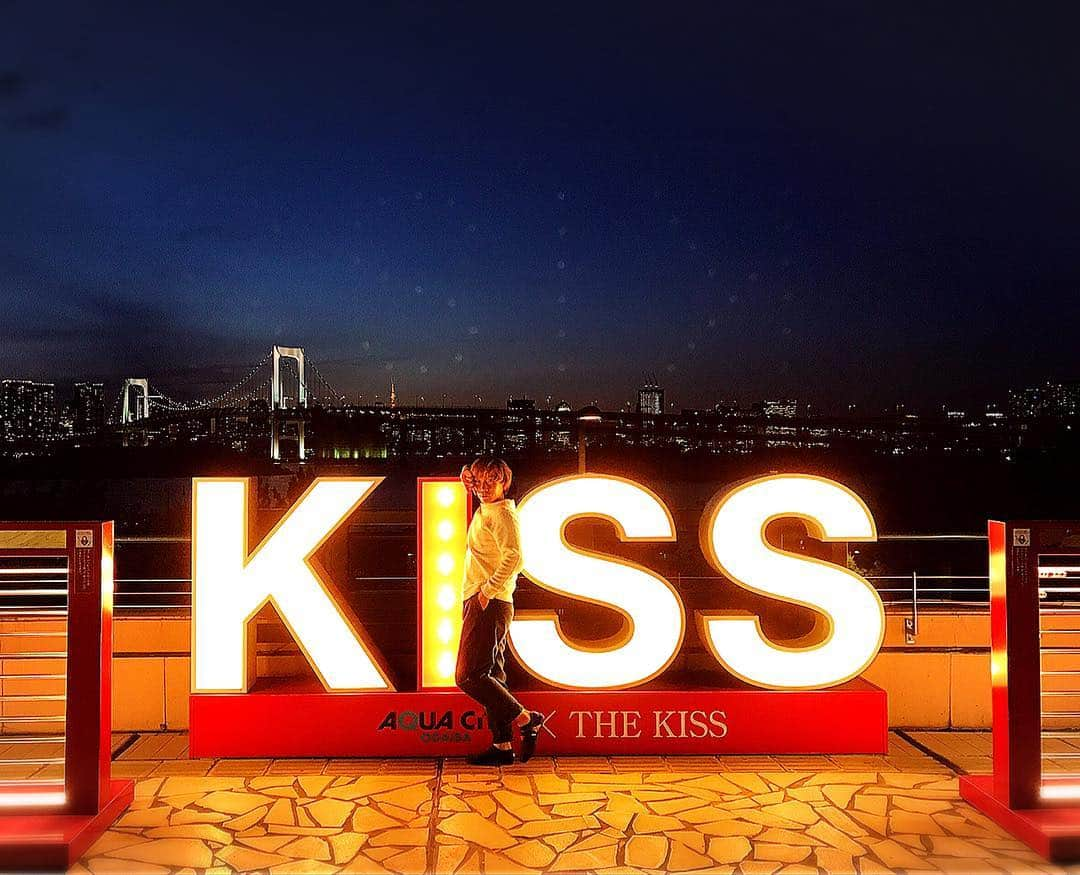 時椿サスケさんのインスタグラム写真 - (時椿サスケInstagram)「KISS ME！  #レインボーブリッジ丸見えスポ #こんなの前あったっけ #ニューヨーカーになりたい #氷室京介ばりのキス #キスミー #このキーホルダー欲しい #キスミーその唇その胸離さない #Iだけら色違いがいいよね」4月10日 9時14分 - zashiki_sasuke