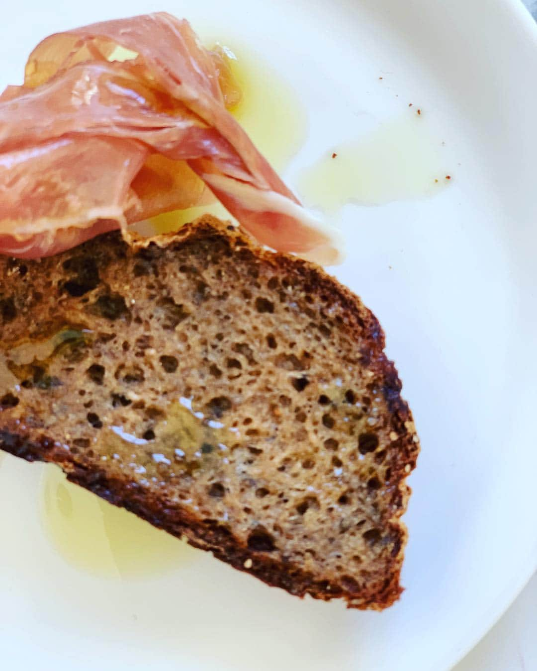 ジェニファー・エスポジートさんのインスタグラム写真 - (ジェニファー・エスポジートInstagram)「Anything better than just made warm bread with olive oil from italy and some prosciutto?  Nope. Only one thing- that I can actually eat it!! 😋. My #grainfree #vegan #nutfree #bread is craziness」4月10日 9時14分 - jesposito