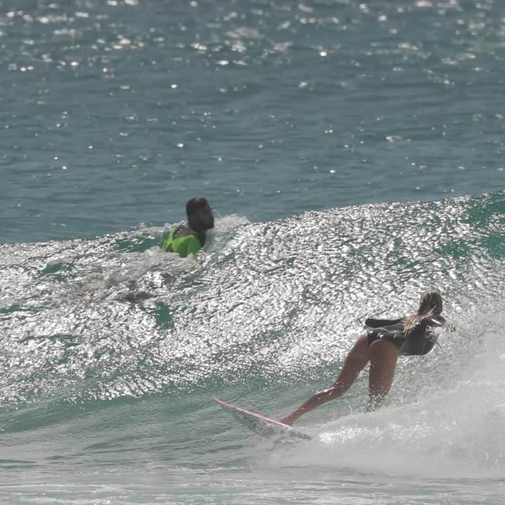 アラナ・ブランチャードのインスタグラム：「Few waves from the last few days. Loving my @pyzelsurfboards 🎥 @hampositive @ripcurl_women」