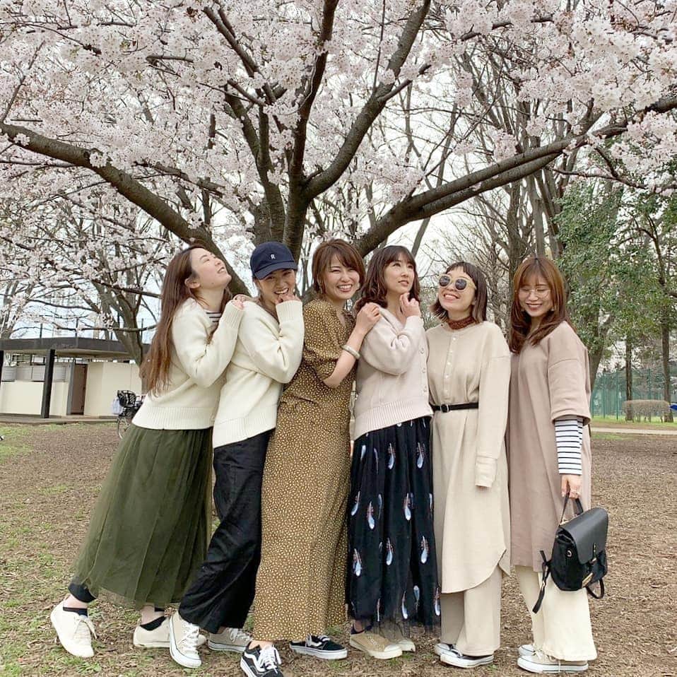 amigo.amigo.5205622さんのインスタグラム写真 - (amigo.amigo.5205622Instagram)「. ★#お花見コーデ ★. . 先週の#お花見🌸. @tonco67 @ho_mi_na  @330emi @harunya0129 @re.re.re0715 みんなでやったよー☺️. 桜も散って寂しい😭. 今年は、色んな所の桜見て 沢山お花見したなー♡. また来年沢山の#桜　 見れるといいなー🌸. . この日の来てる #ワッフルワンピース… @globalwork_official. ボタンがお腹ぐらいまで あるので授乳できて便利〜😚. . 2枚目の写真は、えみちゃんちの babyちゃん♡. 可愛いかったー👶♡ 癒されたー😍. . #グローバルワーク #globalwork#プチプラ #プチプラコーデ #桜🌸 #sakura #sakura🌸  #お花見#codeine #平成最後 #お花見デート #花見 #花見🌸 #花見コーデ  #授乳コーデ #授乳 #姉妹ママ #公園 #ママコーデ #mamagirl  #mamalife #fashion #ootd #instagramjapan  #ハグマグ部活 #instafashion」4月10日 9時22分 - amigo.amigo.5205622
